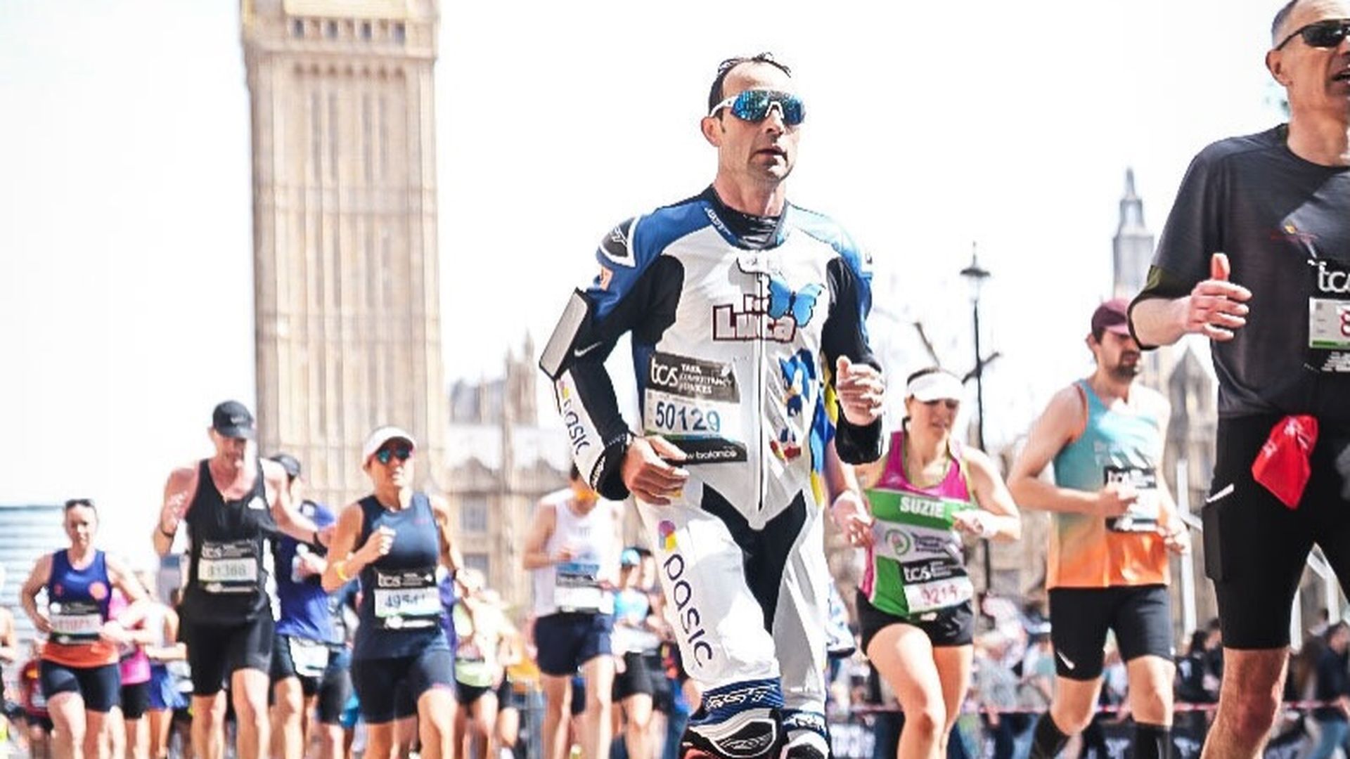 El homenaje del piloto Sylvain Guintoli a su hijo fallecido a los seis años por un cáncer: completar la maratón de Londres con un mono de motociclismo
