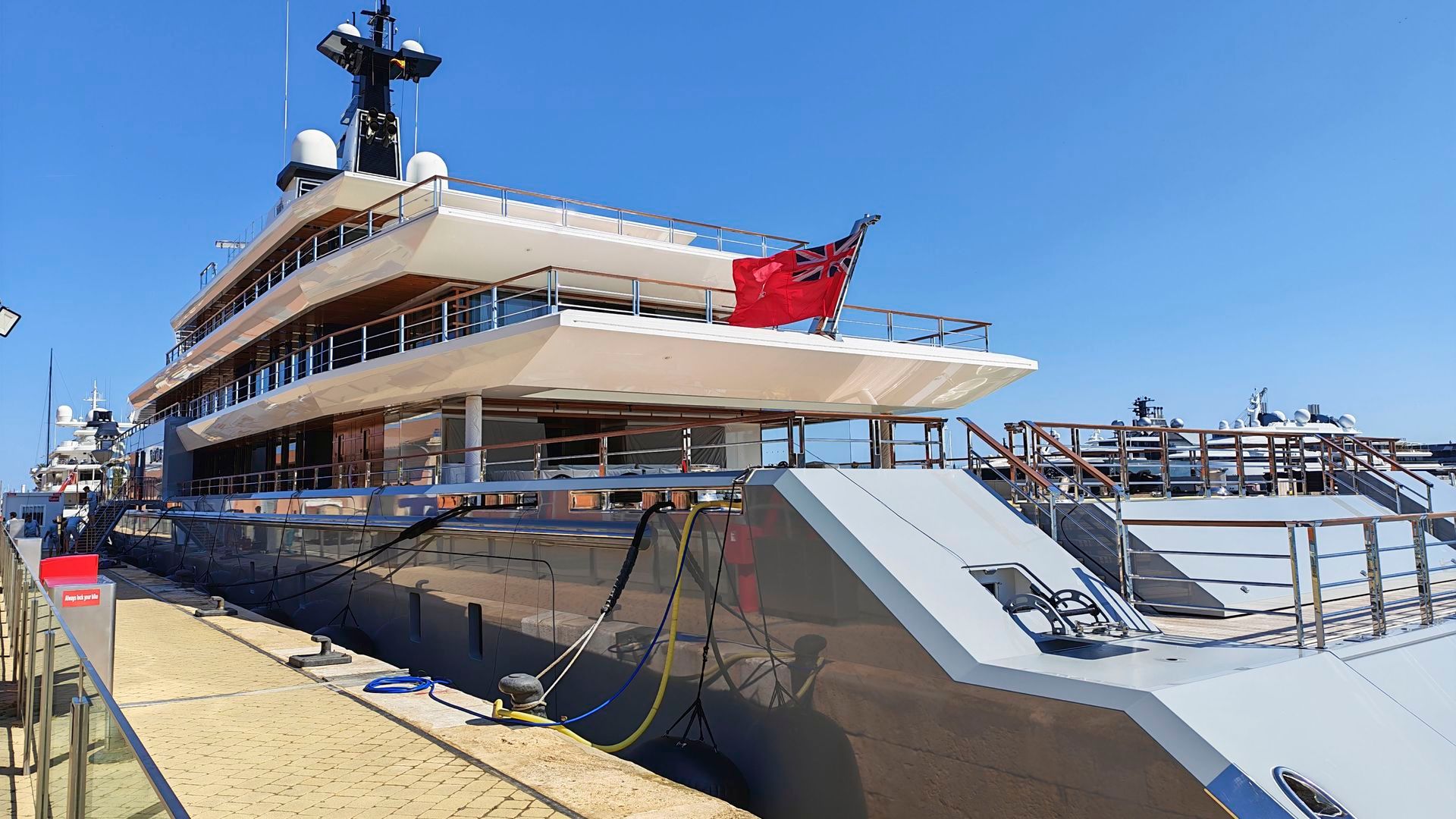 El megayate del director de cine estadounidense Steven Spielberg está atracado en el Puerto de Tarragona