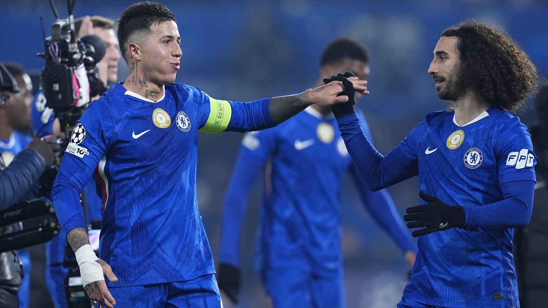 Enzo Fernández y Marc Cucurella durante un partido del Chelsea la temporada pasada