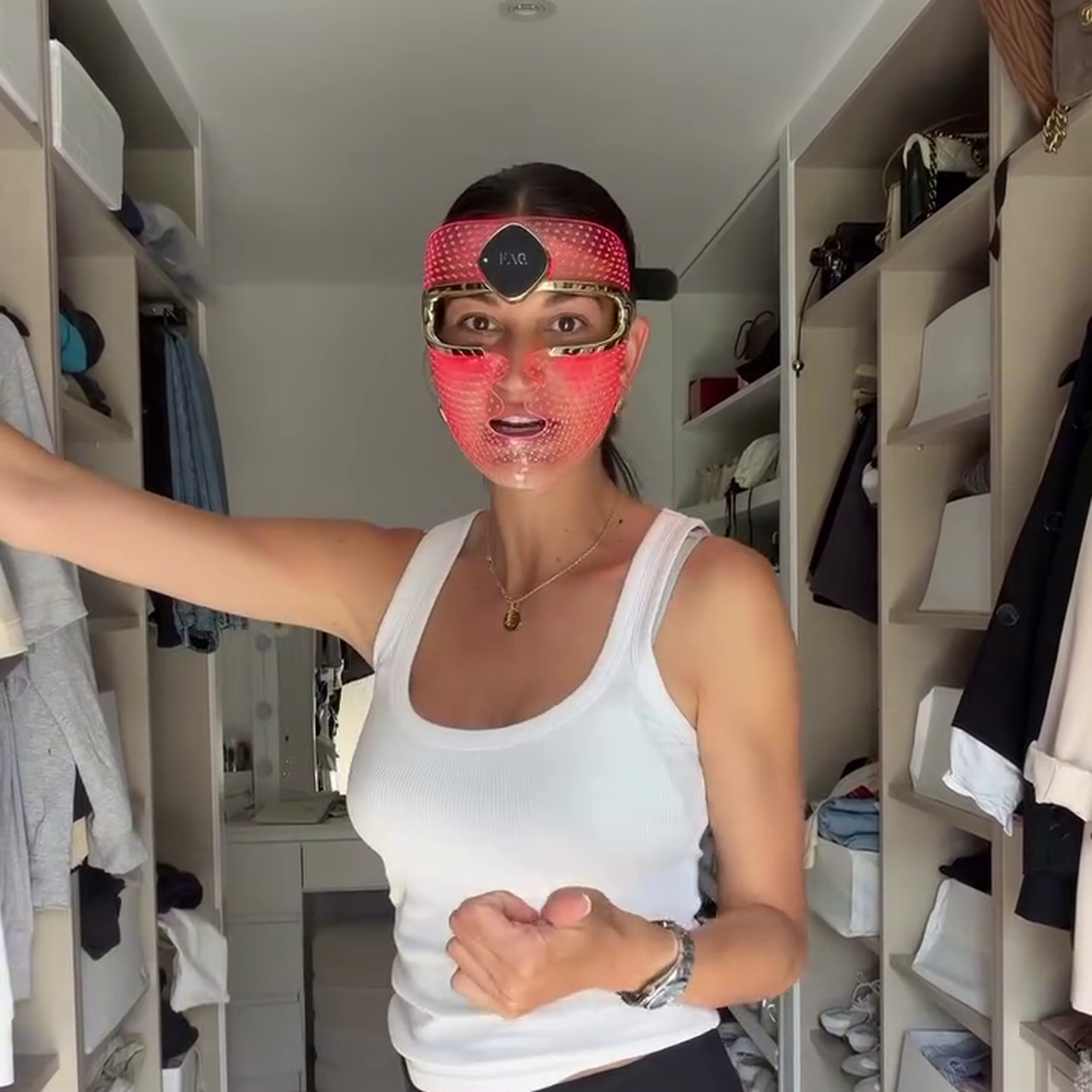 Estela Grande utilizando la máscara de luz LED