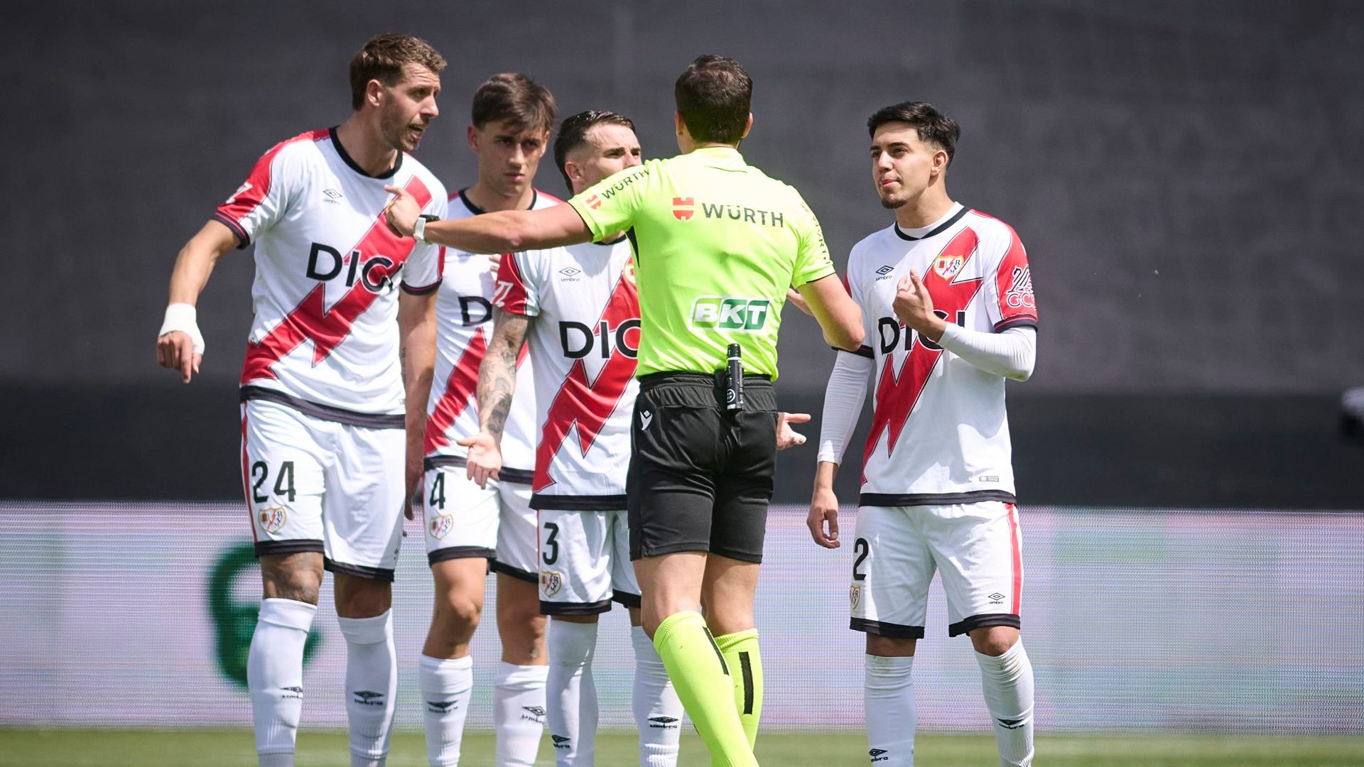 Guzmán Mansilla con los jugadores del Rayo Vallecano