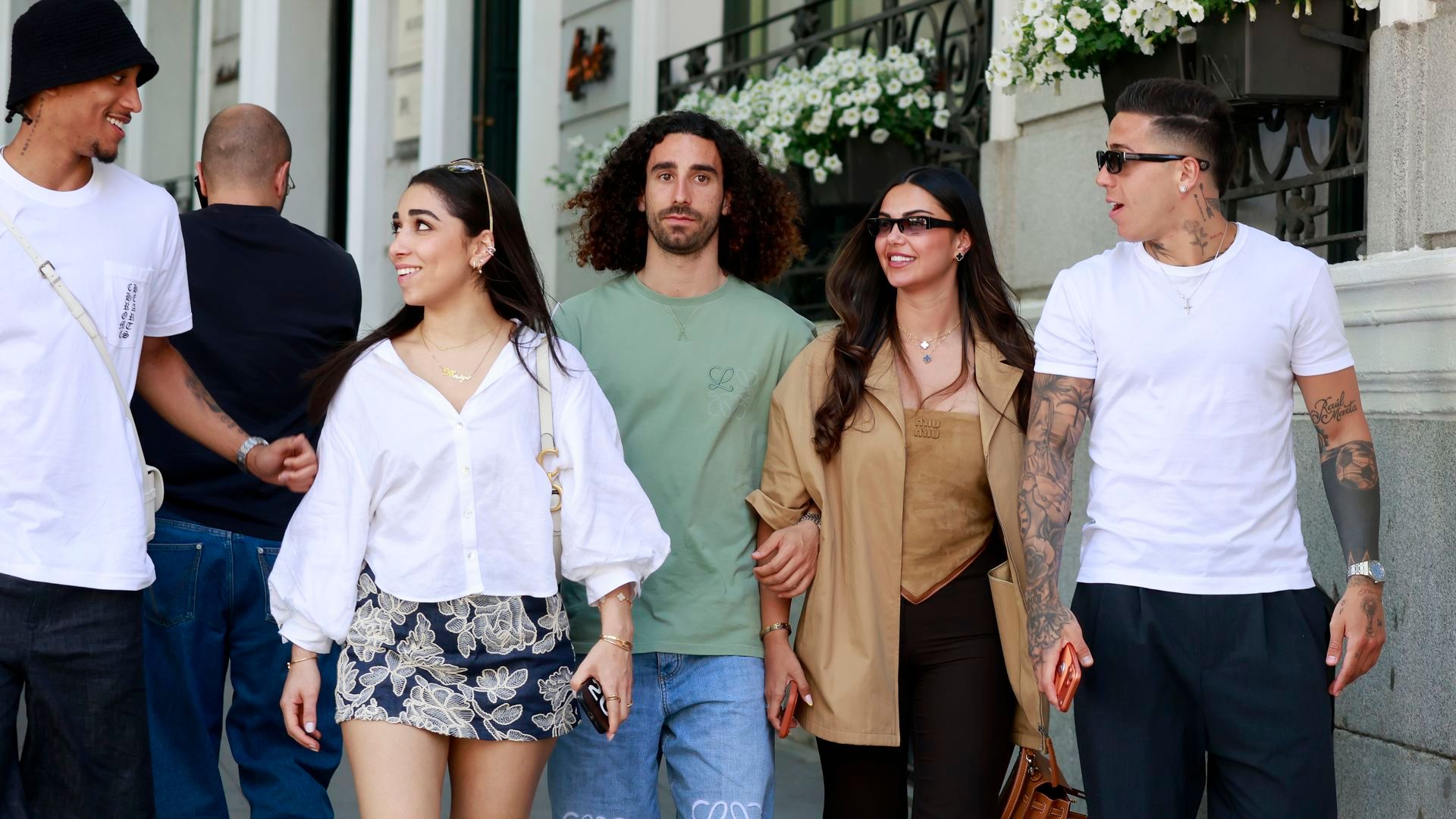 Joao Pedro, junto a Marc Cucurella, Enzo Fernández y sus respectivas parejas