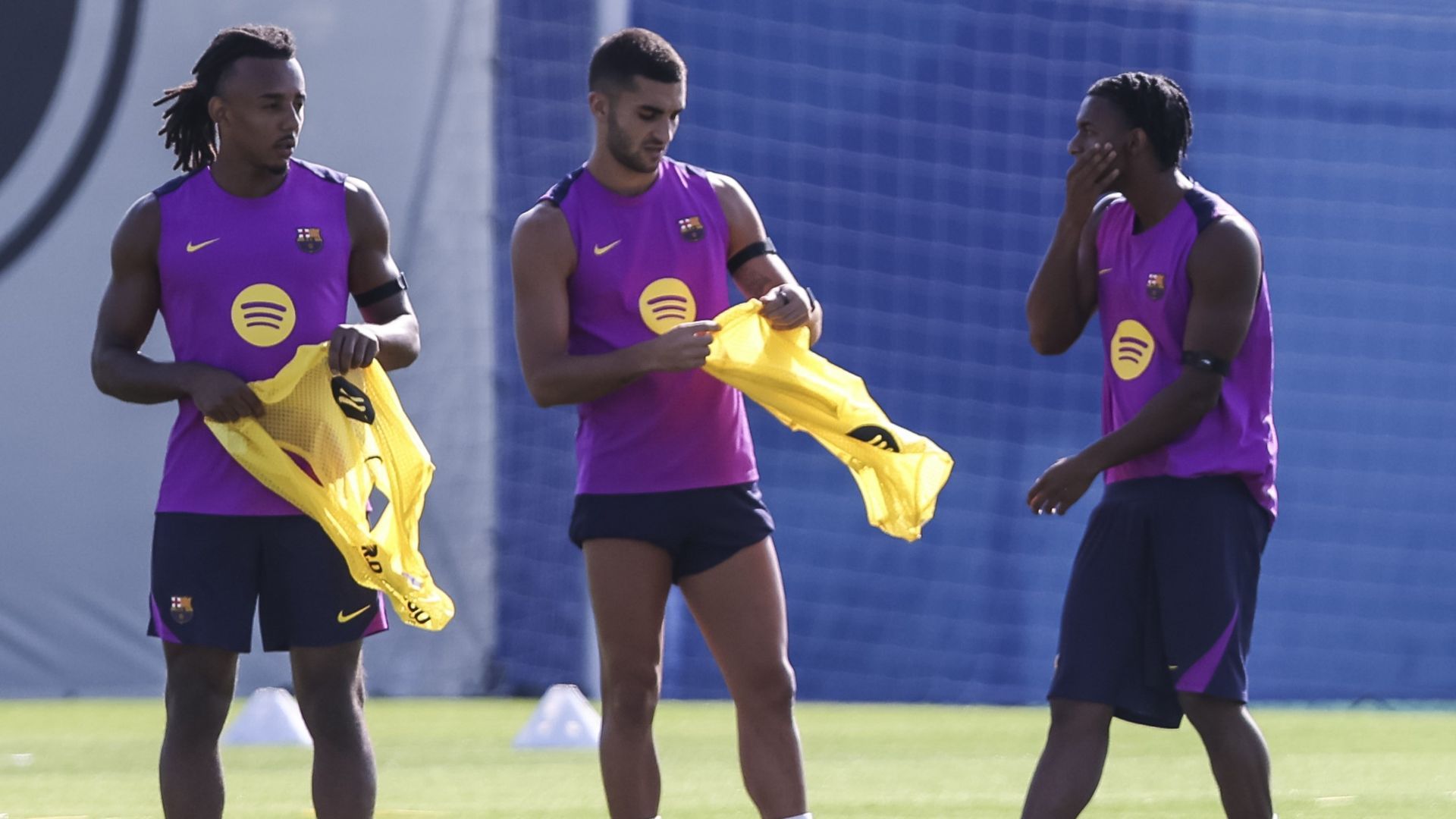 Jules Koundé, Ferran Torres y Alejandro Balde entrenan con el Barcelona