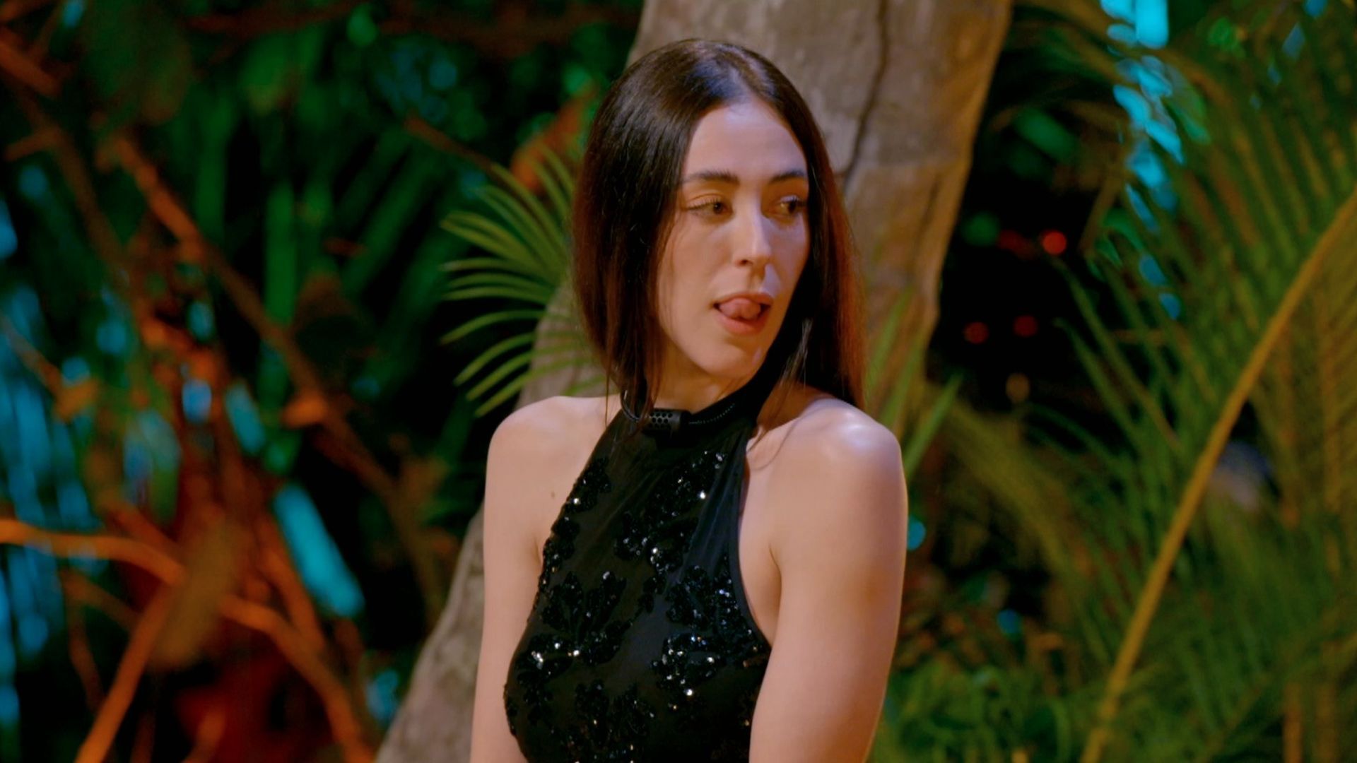 Julia, de los nervios al creer que Luis no se presenta en la hoguera de confrontación