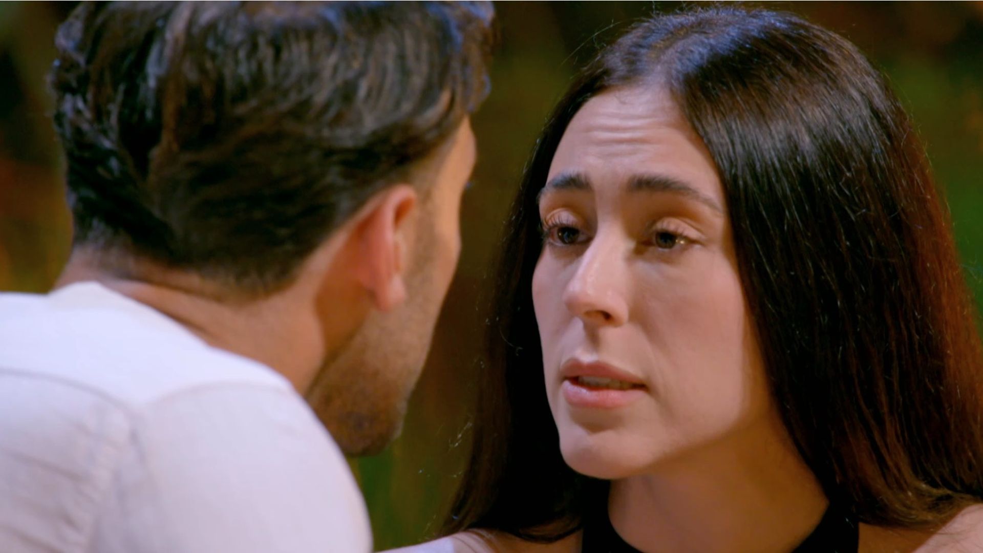 Julia explica a Luis el motivo de pedir la hoguera de confrontación: “Si eres humano tienes que empatizar conmigo”