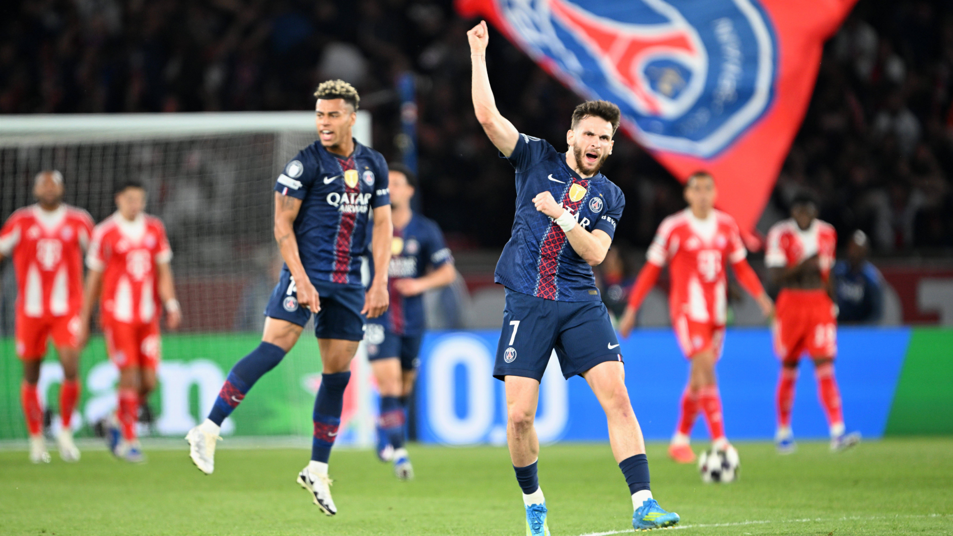 Kvaratskhelia celebra su gol en el PSG-Bayern