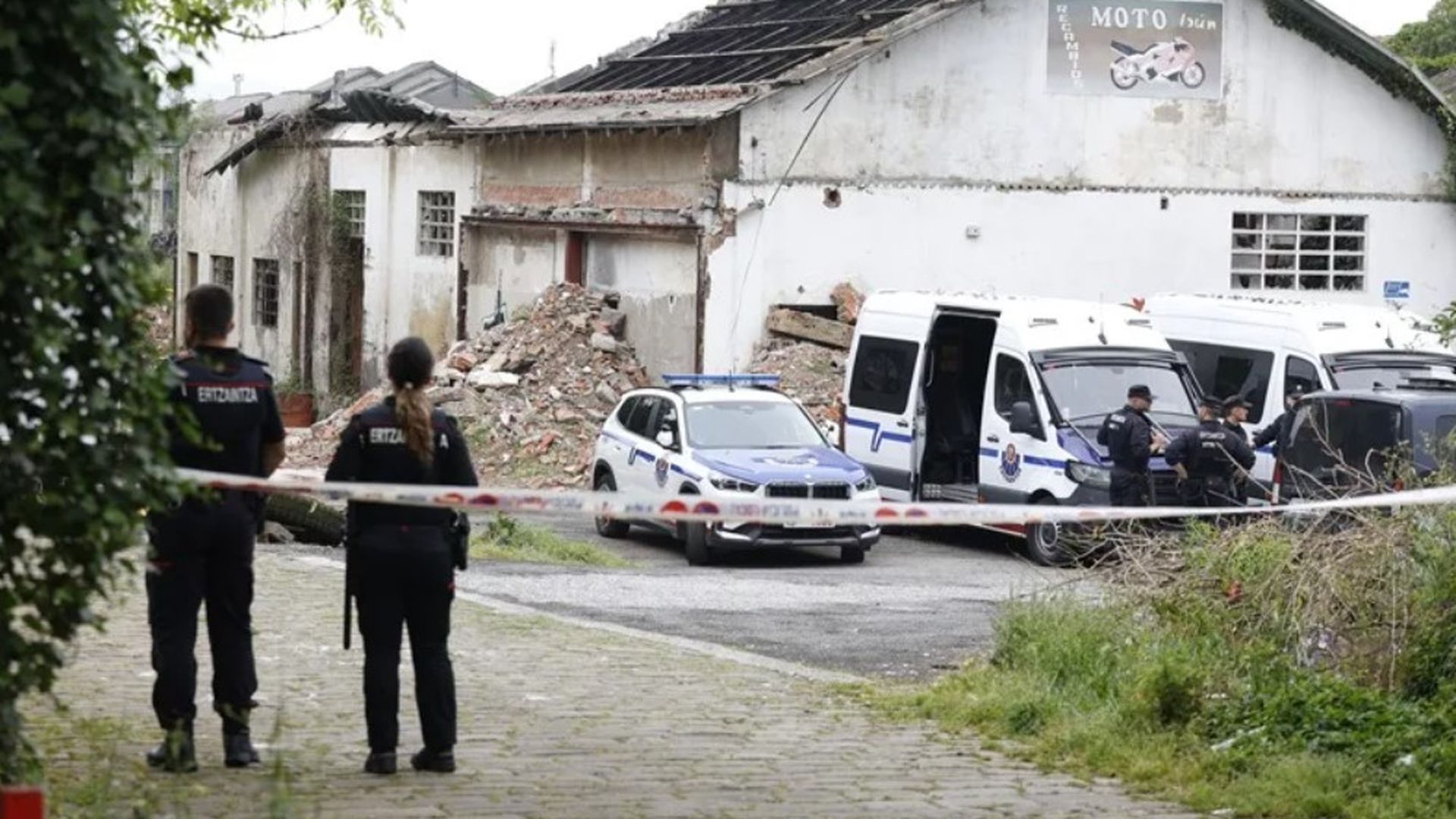La Ertzaintza ha abierto diligencias para esclarecer la muerte de un hombre posiblemente por un disparo este martes.