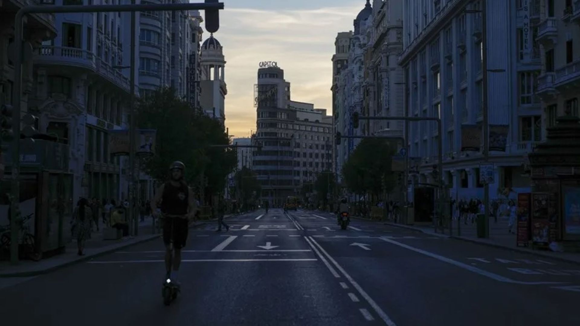la Gran Vía sin luz durante el apagón masivo del sistema eléctrico en Madrid.