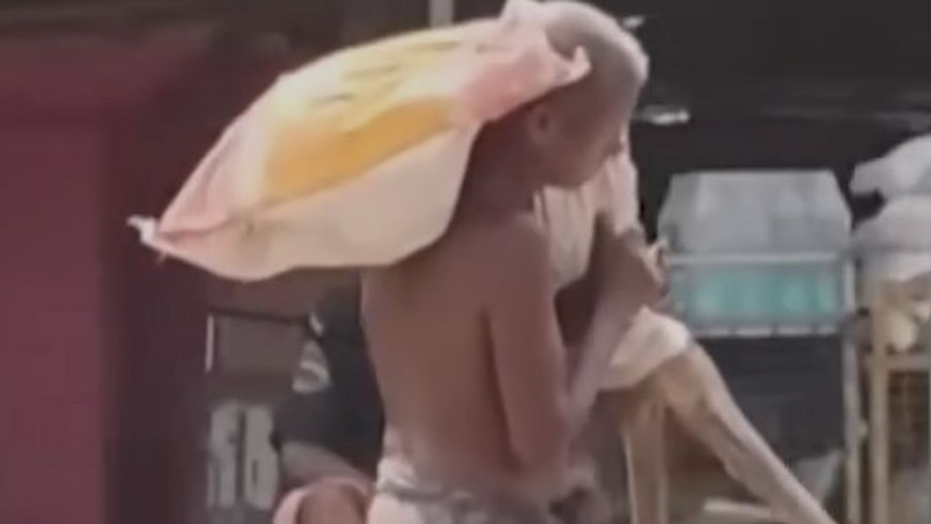 Lleva a su hermana muerta al banco para poder coger el dinero de su cuenta