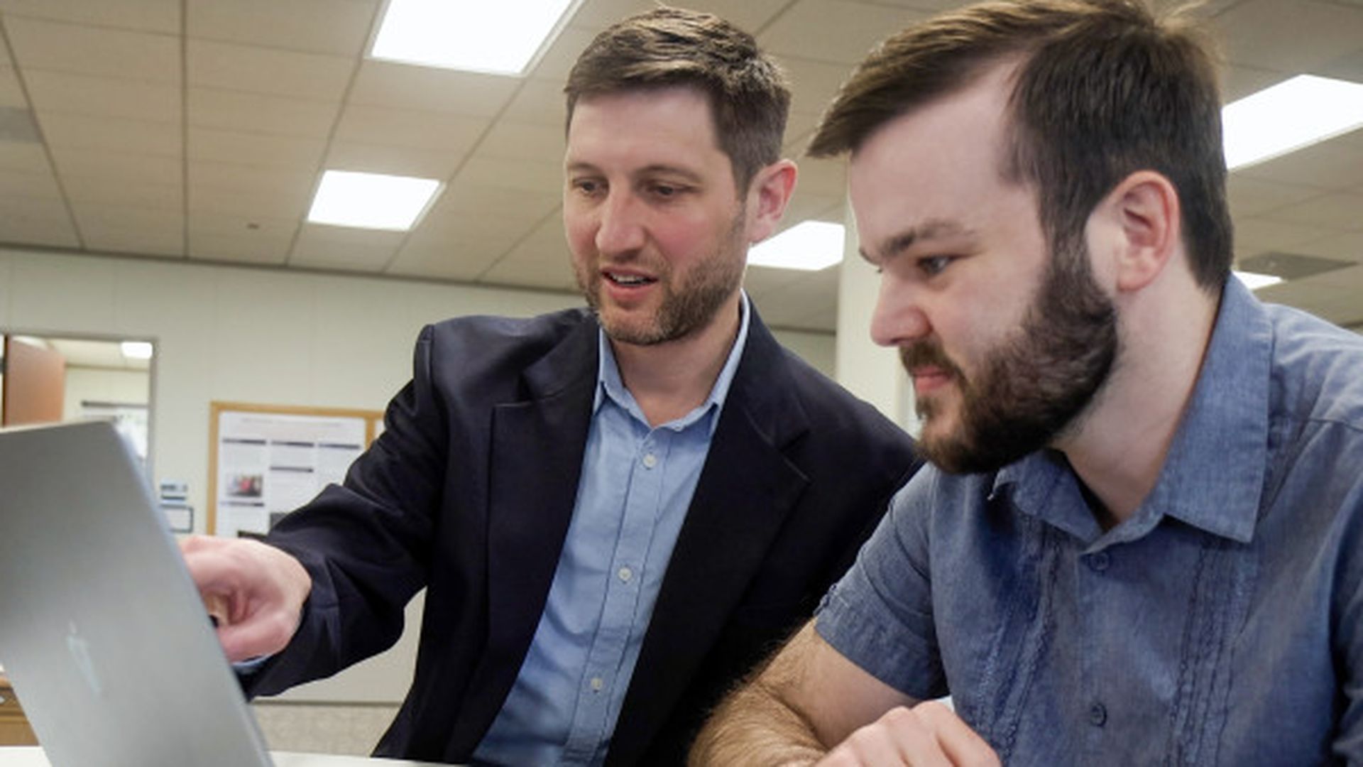 Los investigadores Matthew Engelhard (izquierda) y Elliot Hill (derecha)