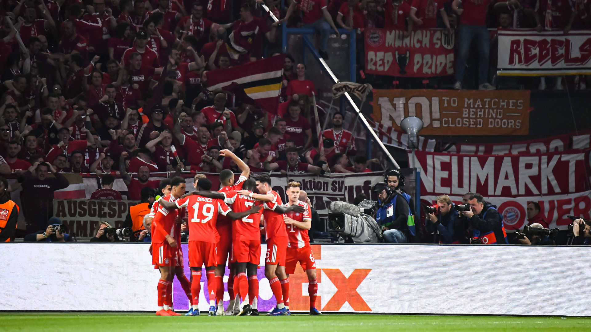 Los jugadores del Bayern celebran un gol ante el PSG