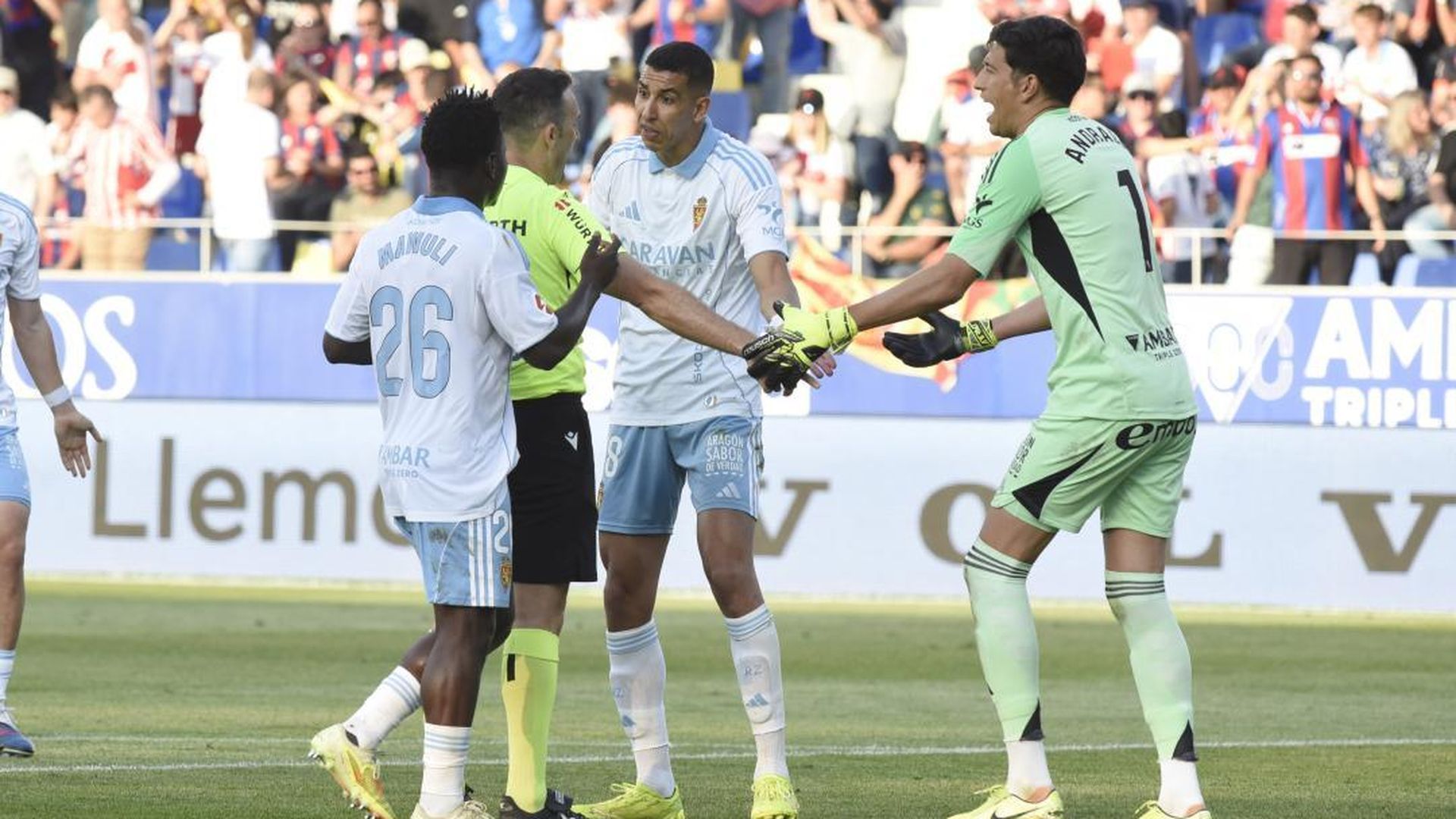 Los jugadores del Zaragoza protestan una jugada ante el Huesca