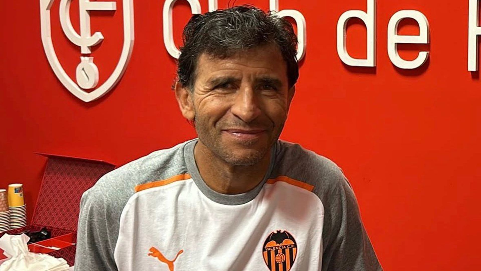 Luis Milla Aspas posa con la elástica valencianista