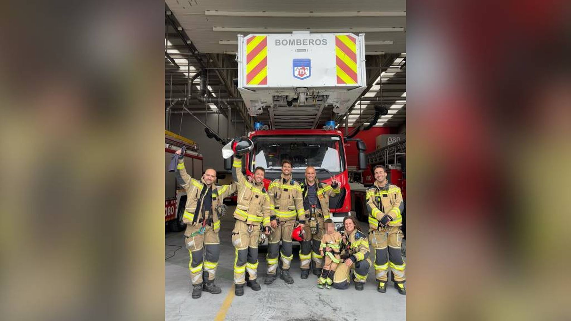 Mael, el niño de tres años amputado de pies y manos, conquista a los bomberos de Gijón con la visita más especial: "Un auténtico superhéroe"