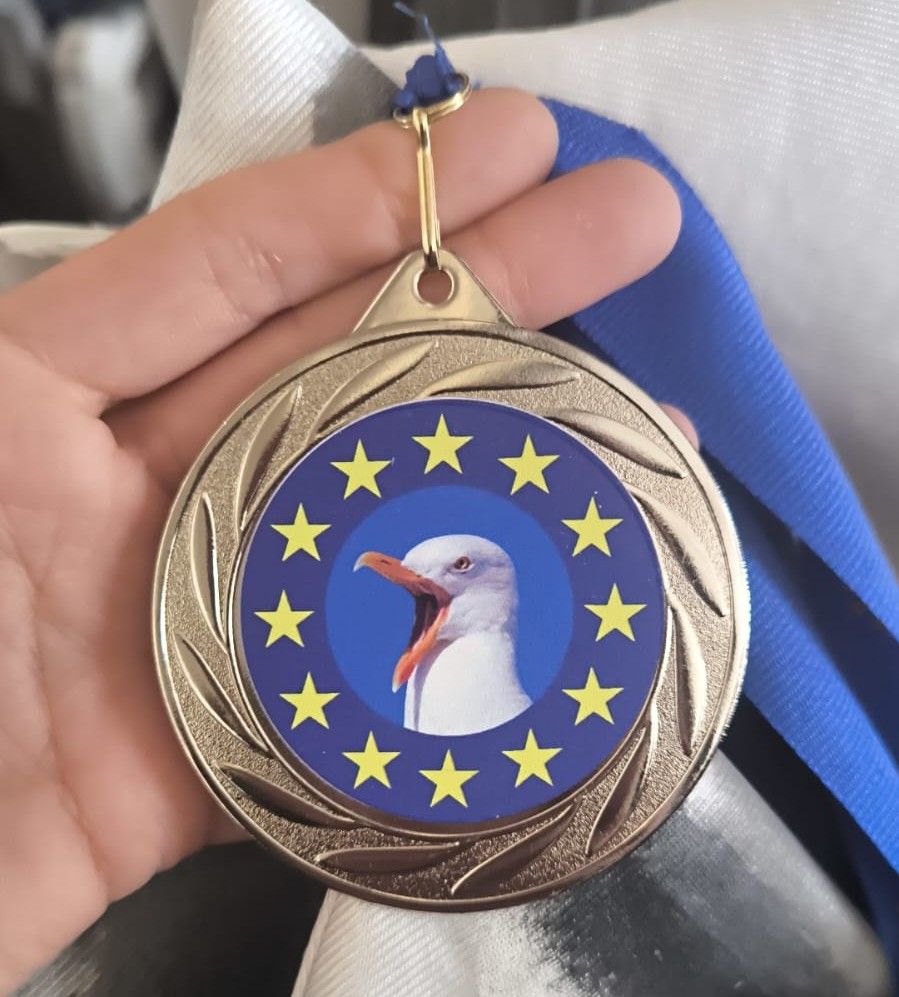 Medalla de plata concedida a una viguesa en el campeonato europeo de imitación de gaviotas