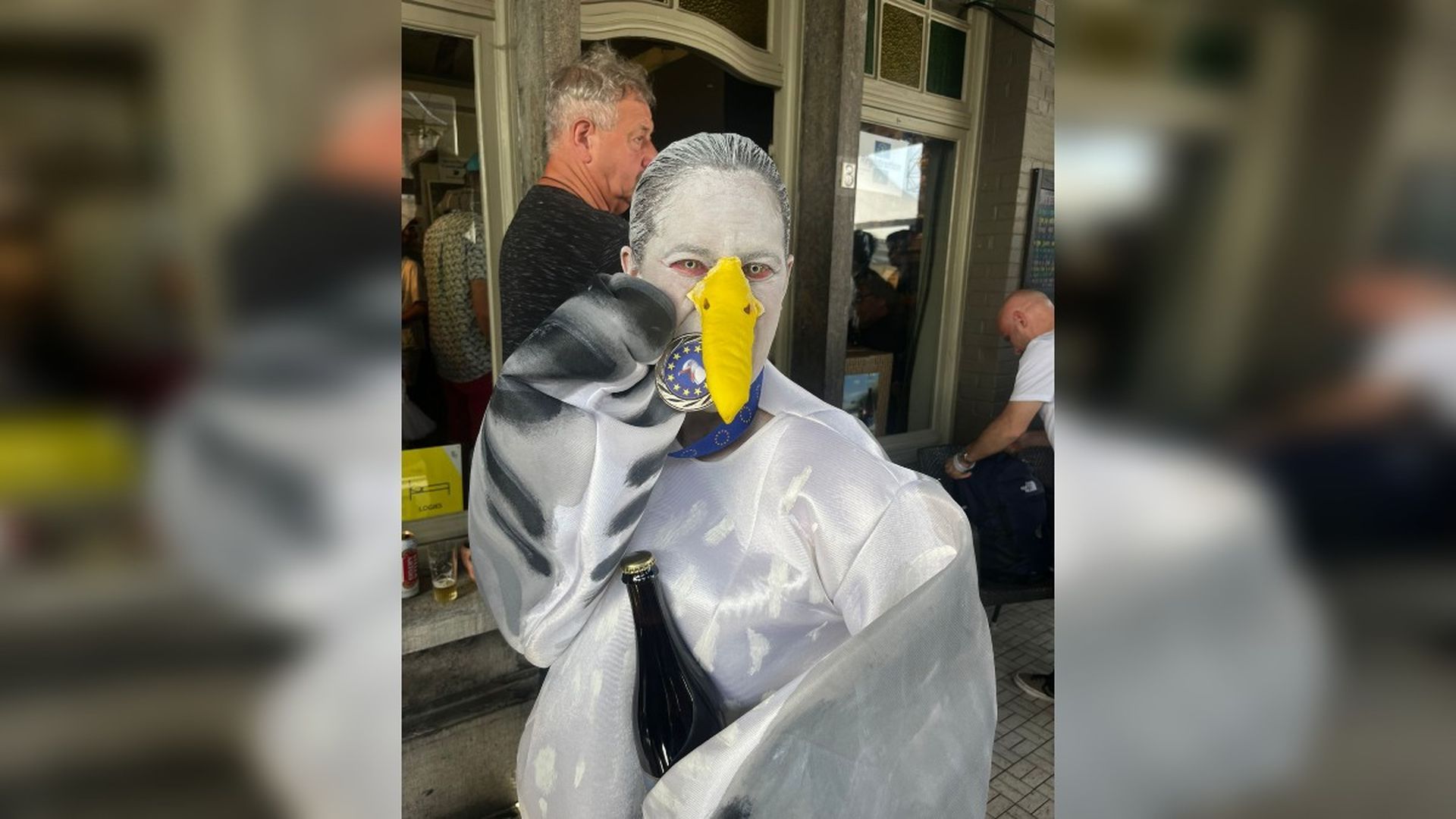 Olga Méndez, caracterizada como la gaviota "La Vane" posa con su medalla de plata europea