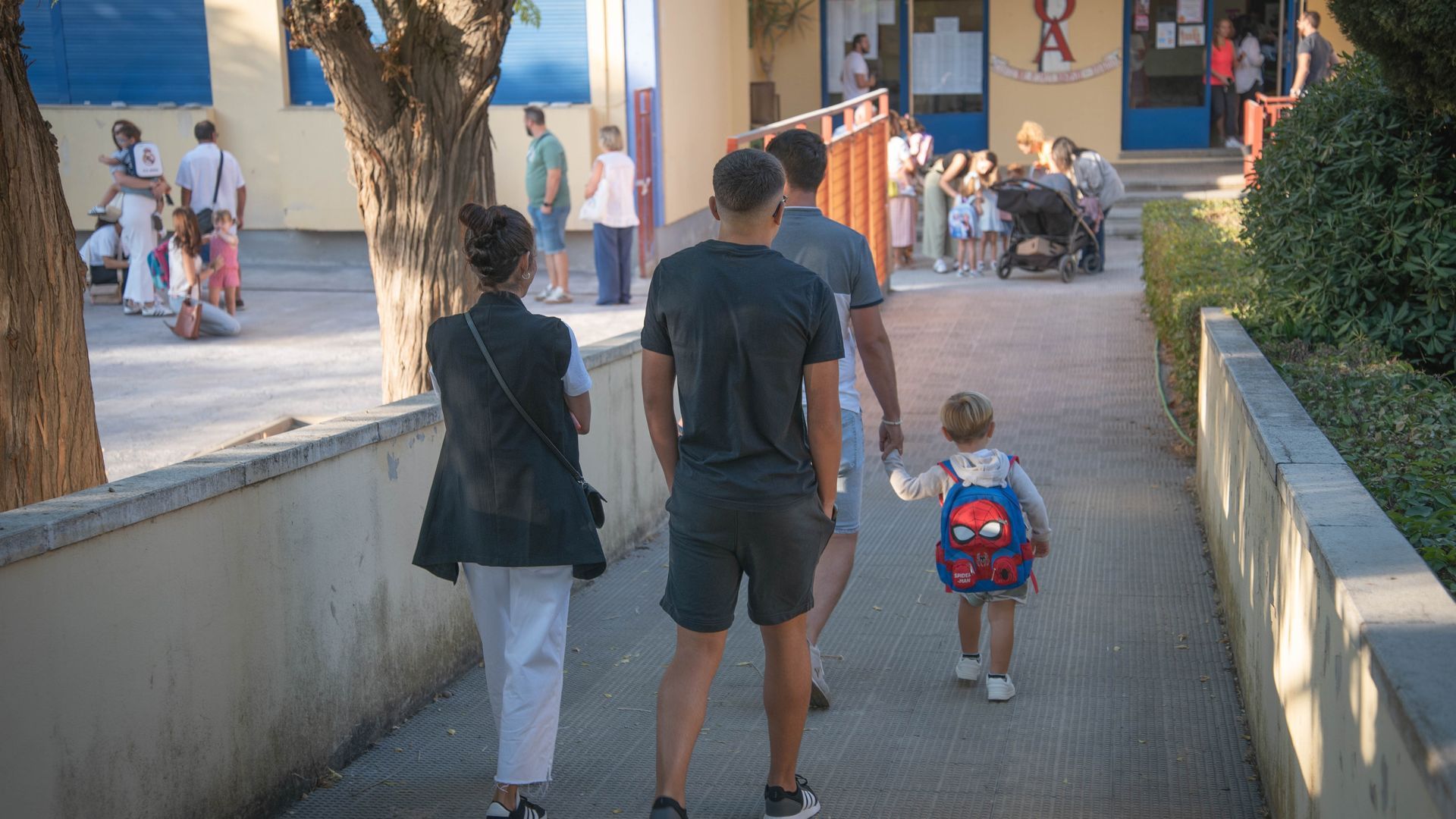 Padres y madres con sus hios en un colegio de Mérida, Extremadura