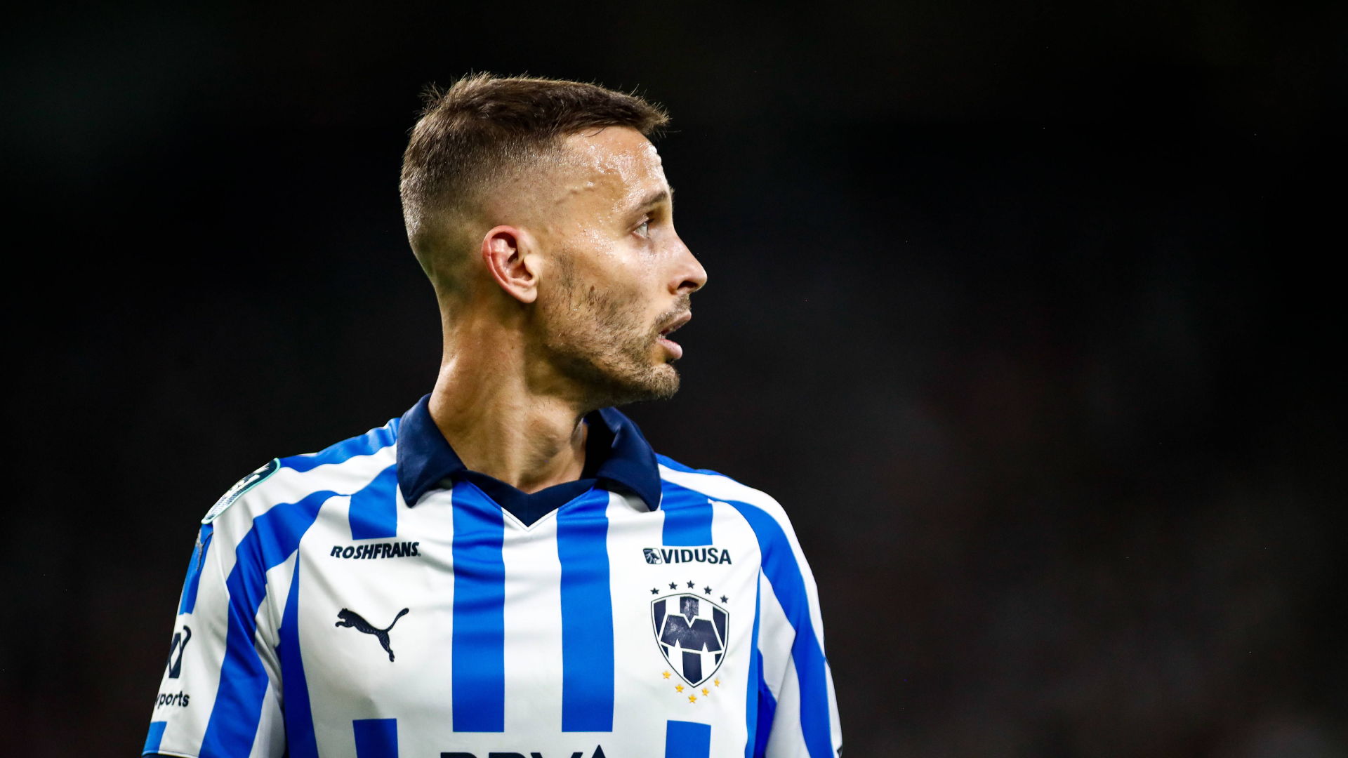 Sergio Canales, en un partido con Rayados de Monterrey