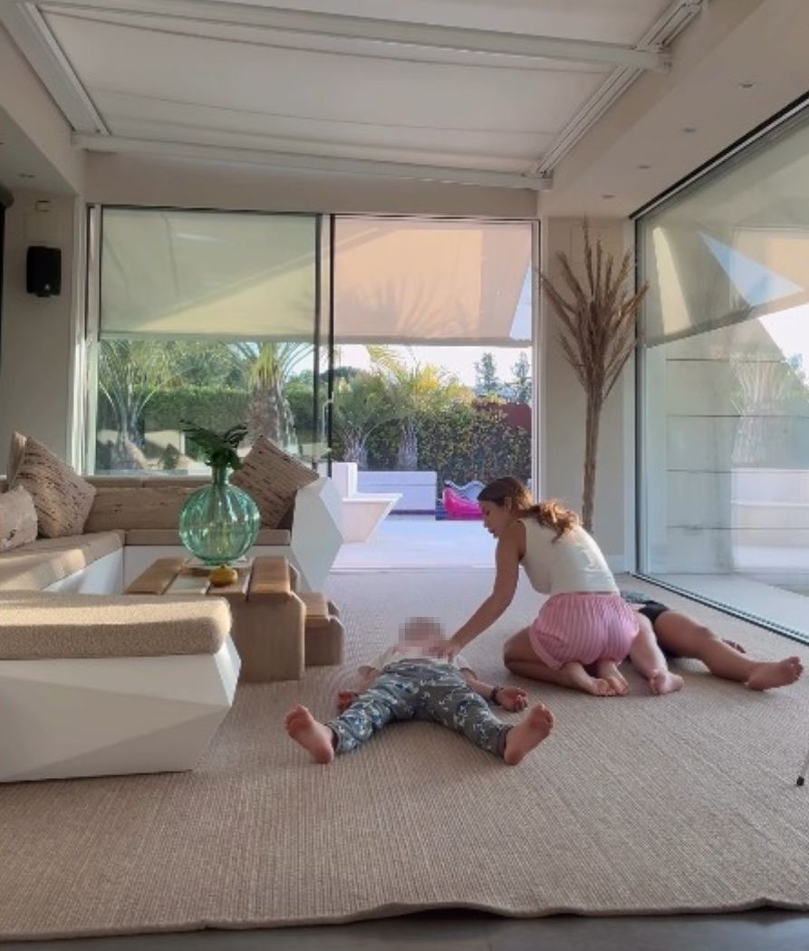 Tamara Gorro jugando junto a sus hijos en el salón de su casa en La Finca