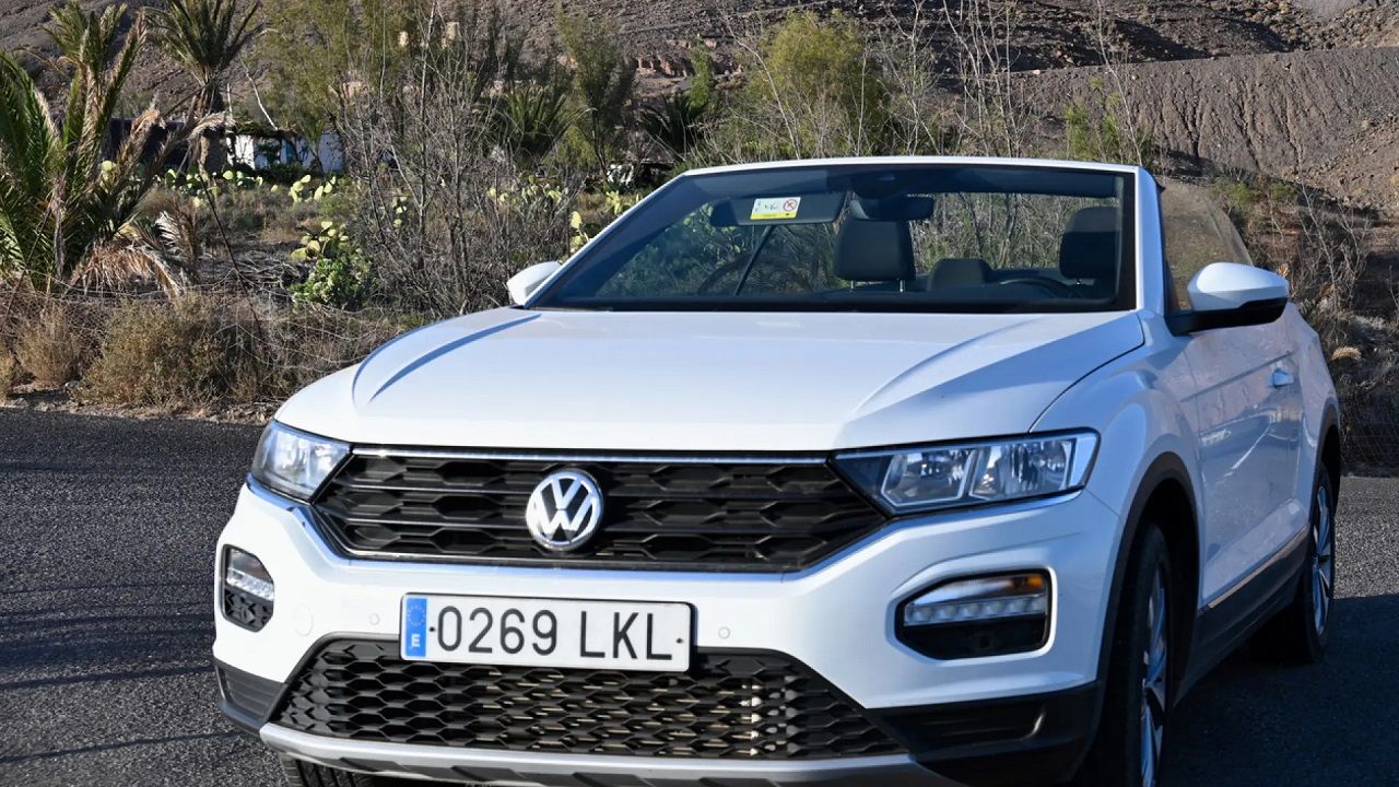 Un coche con matrícula española