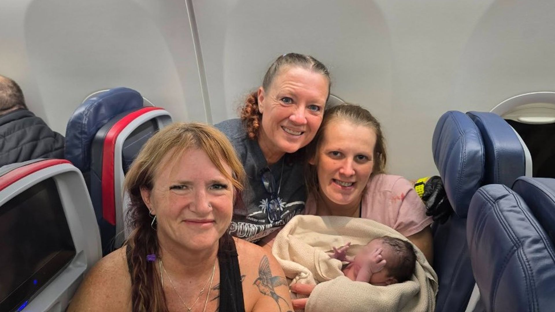 Una mujer da a luz en pleno vuelo a Oregón: utilizaron cordones de zapatos para hacer un torniquete al bebé