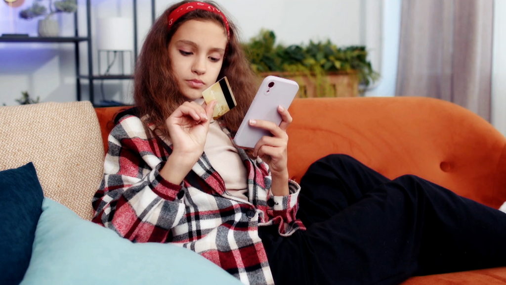 Zalpha, la generación que marca el gasto de sus padres: manejan el 30% de la economía familiar y viven hiperconectados