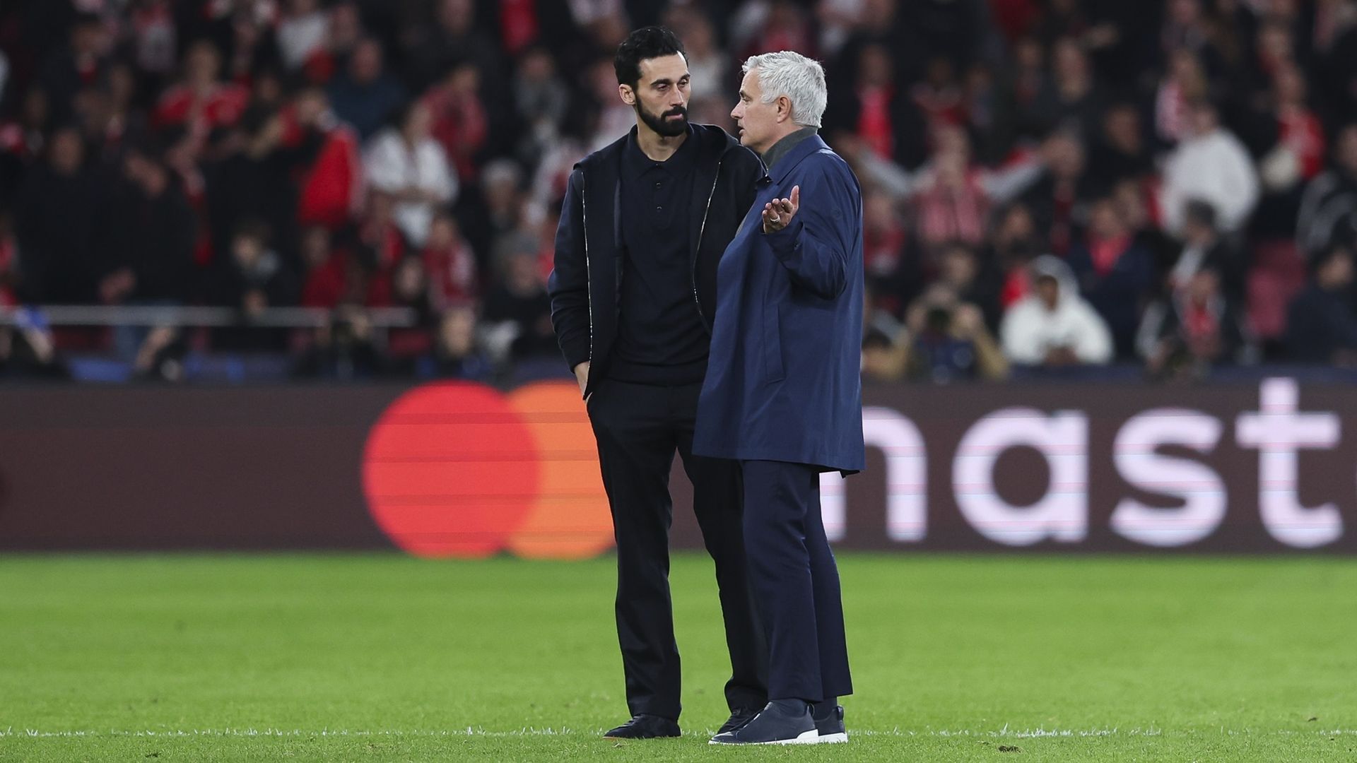 Álvaro Arbeloa y José Mourinho durante el Benfica - Real Madrid de esta temporada