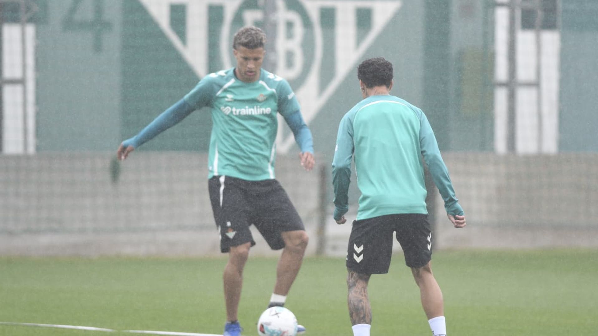 Antony y Deossa, en el calentamiento del Betis