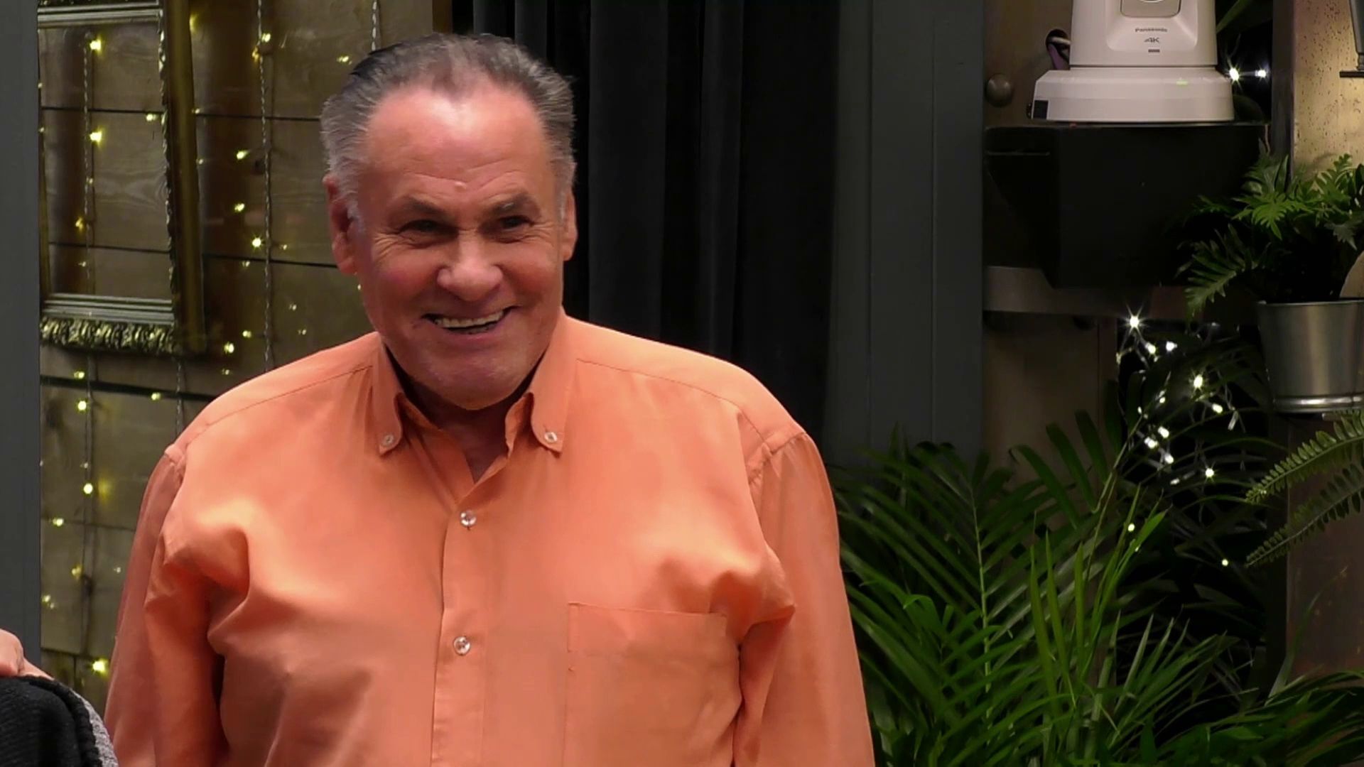 Bernardo tiene un flechazo con Mª Luisa y se plantea dejar a su amiga especial por ella