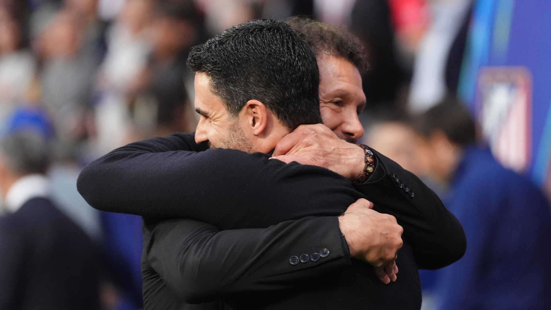 Diego Pablo Simeone y Mikel Arteta se saludan antes del Atlético-Arsenal
