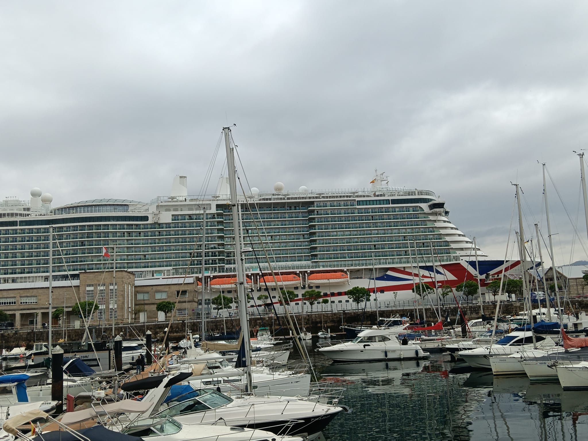 El crucero IONA en su escala viguesa, atracado en el muelle de A Laxe