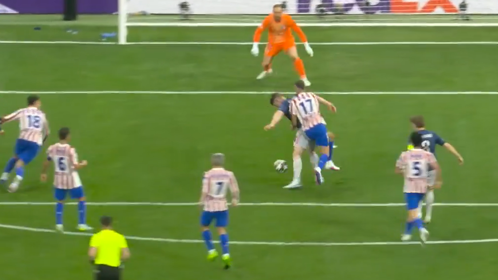 El penalti de Hancko a Gyökeres 