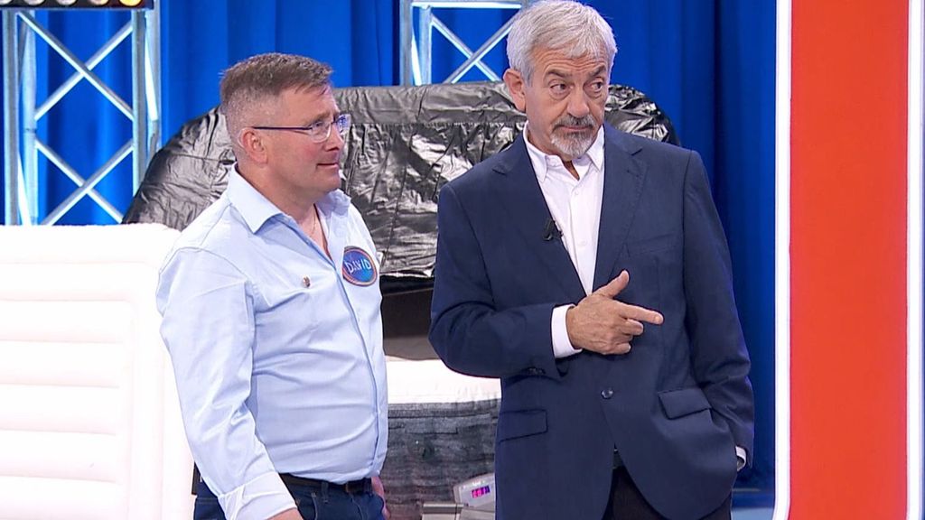 Carlos Sobera bromea con un concursante tras su confesión: ''Puedes hacer 'La isla de las tentaciones' en casa''