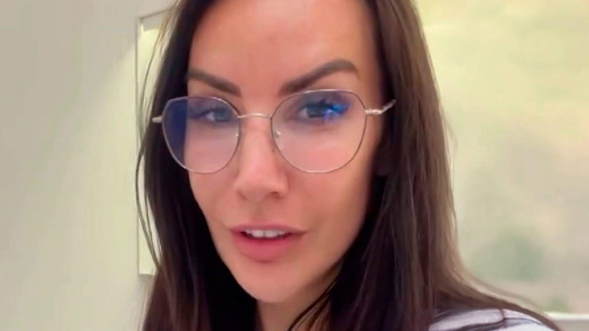 Fani Carbajo se somete a un tratamiento para armonizar su glúteo y enseña el antes y el después