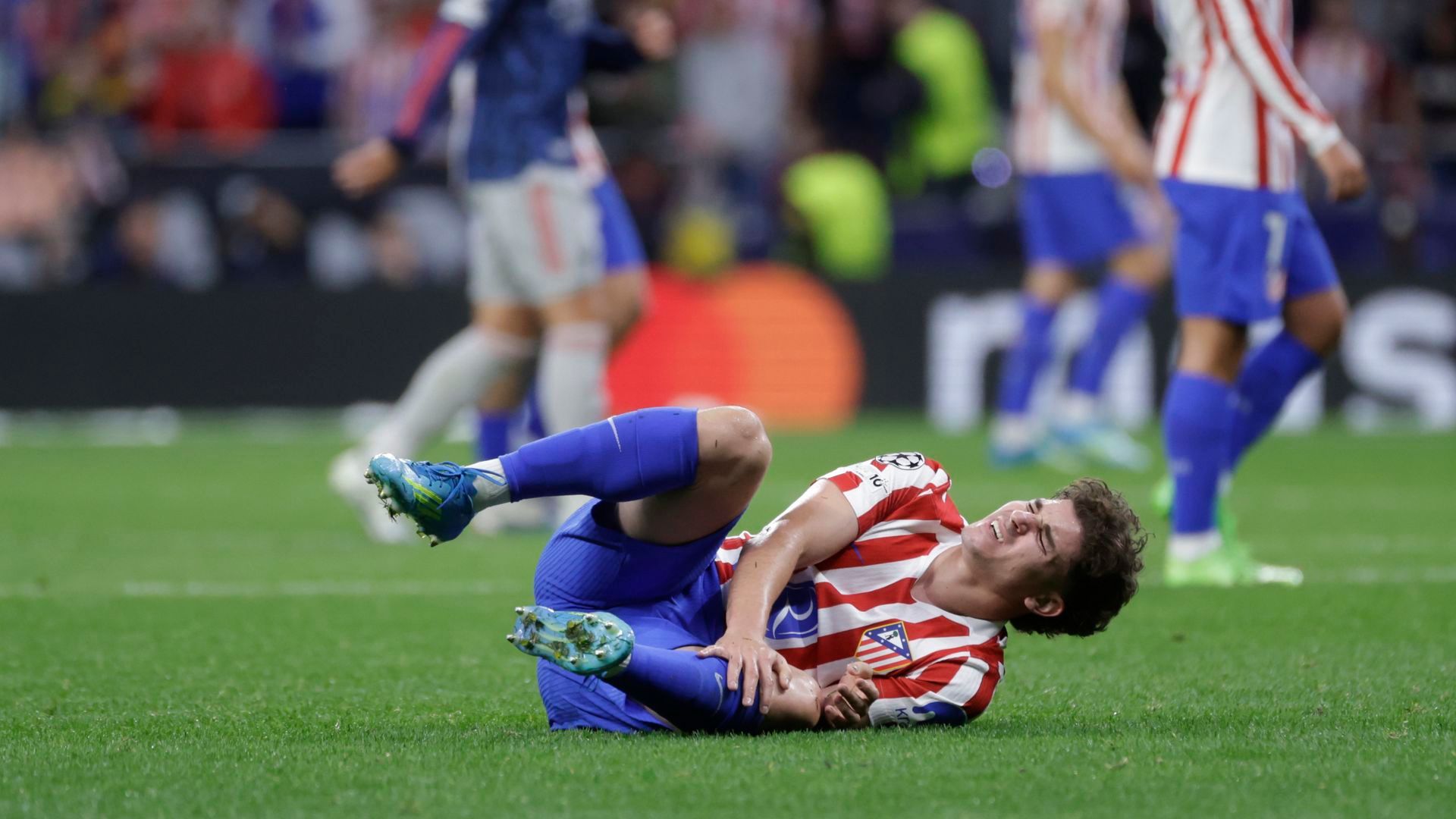 Julián Álvarez se duele tras la acción con Eze