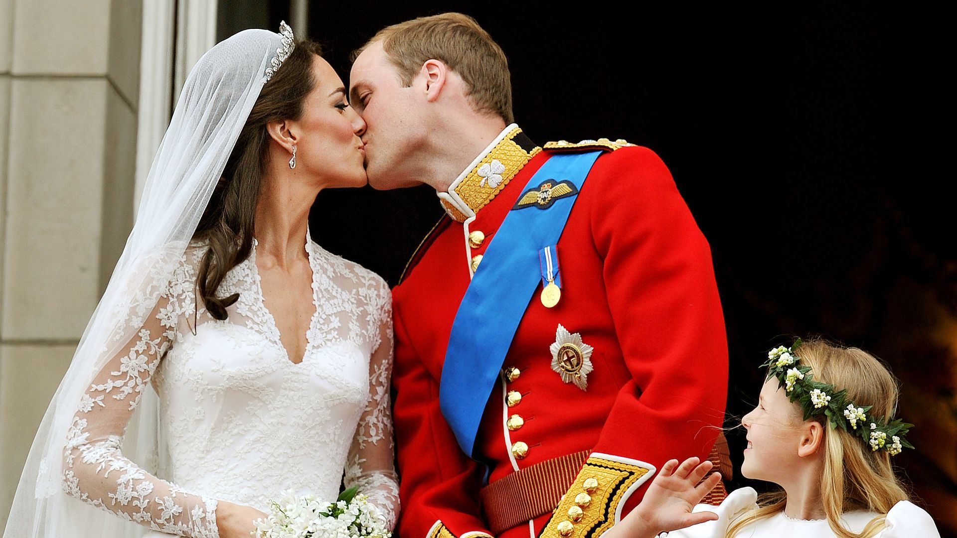 Kate Middleton y el príncipe Guillermo sella su amor con un beso en el balcón del Palacio de Buckingham