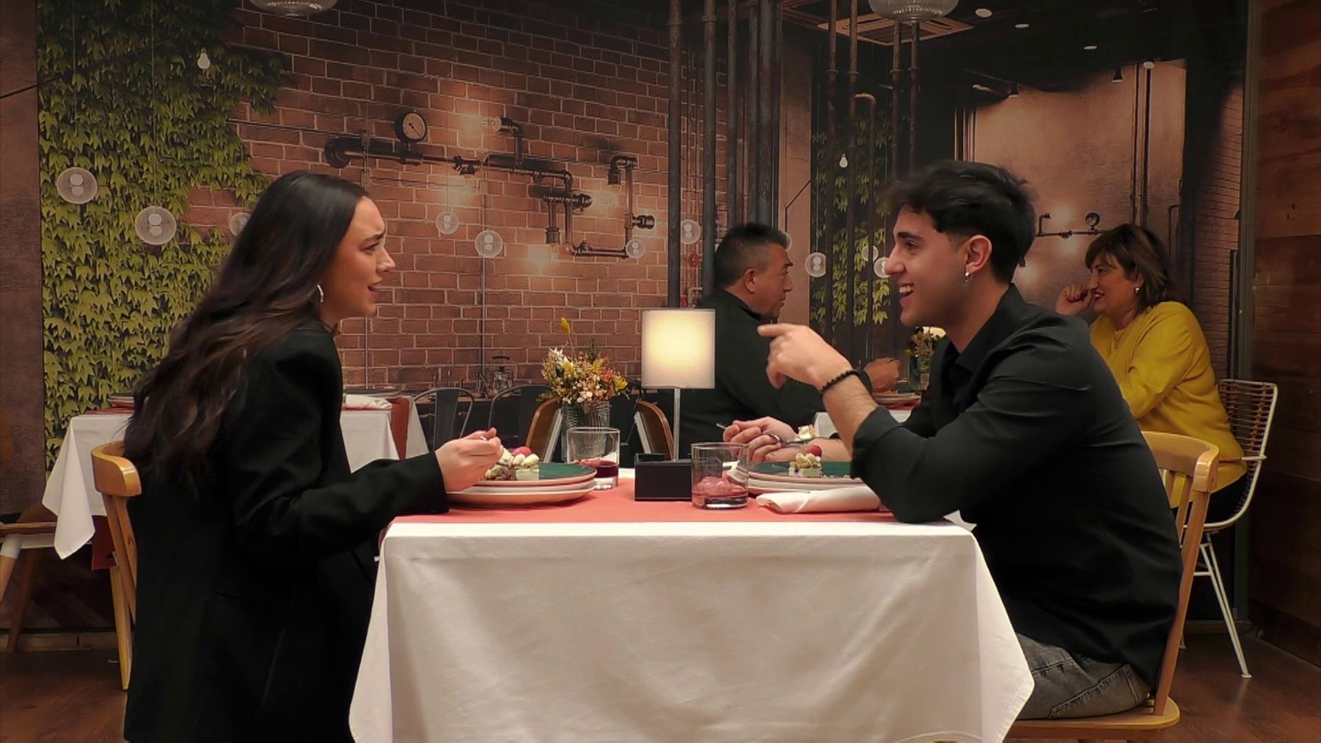 Kike sorprende a Sandra al contarle que quiere abrir su propia clínica de reproducción