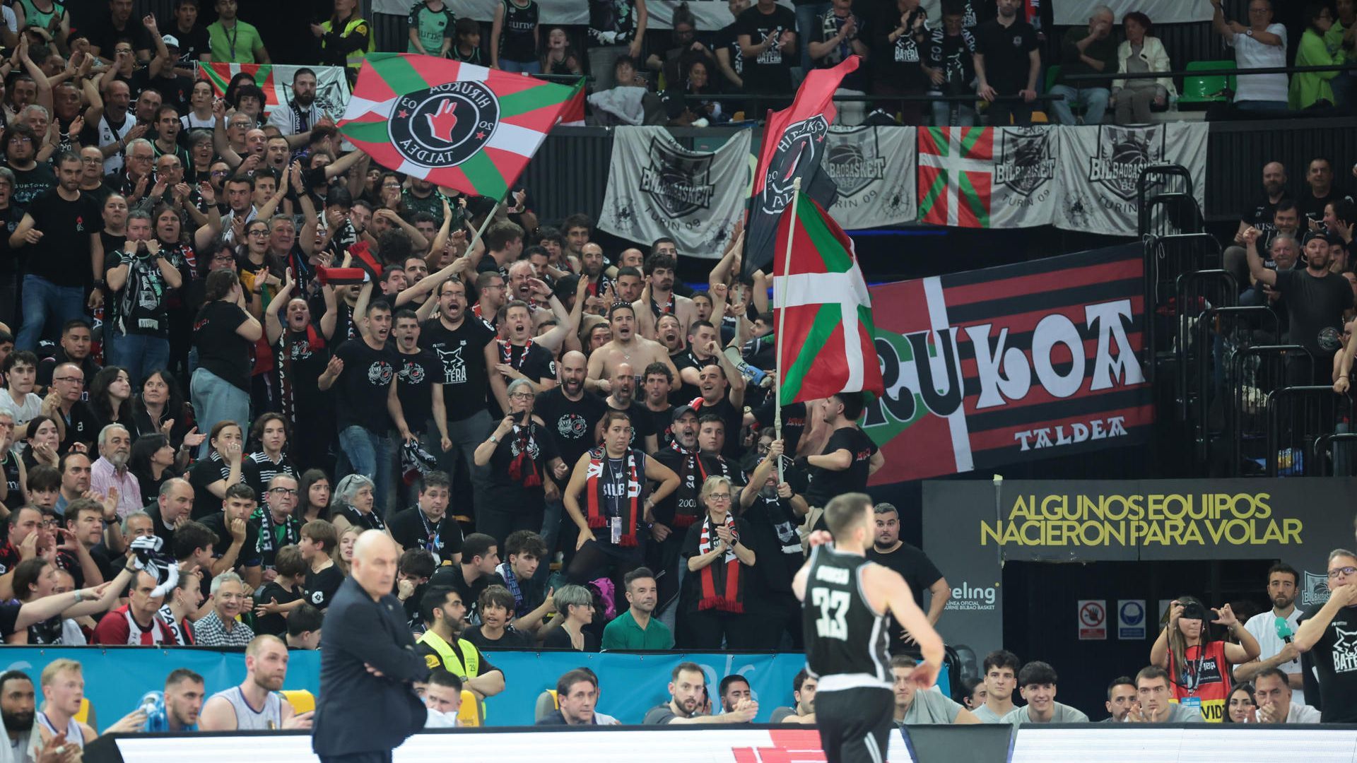 La afición del Bilbao Basket la goza en la final ante el PAOK griego