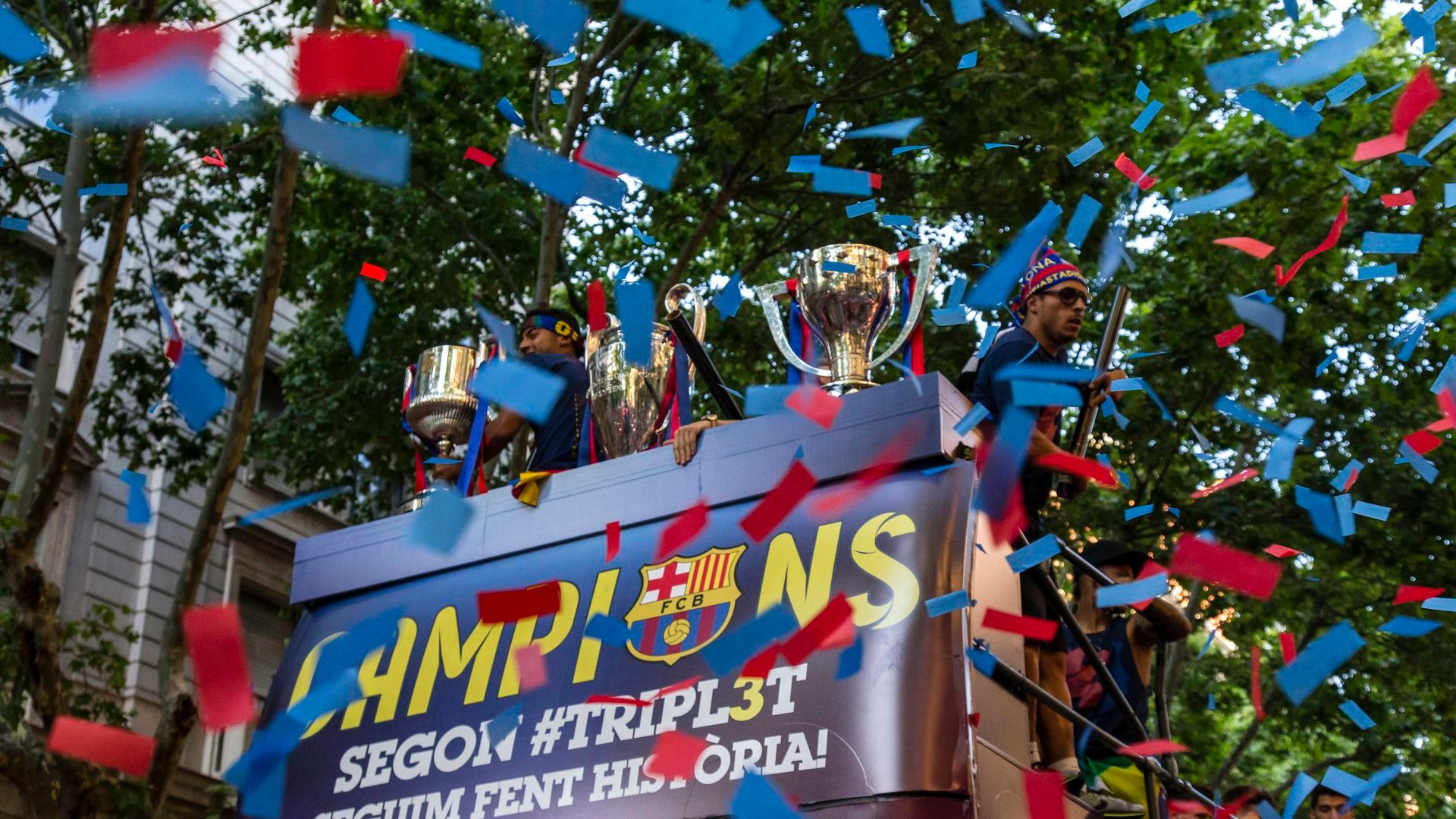 La rúa del Barcelona tras el triplete