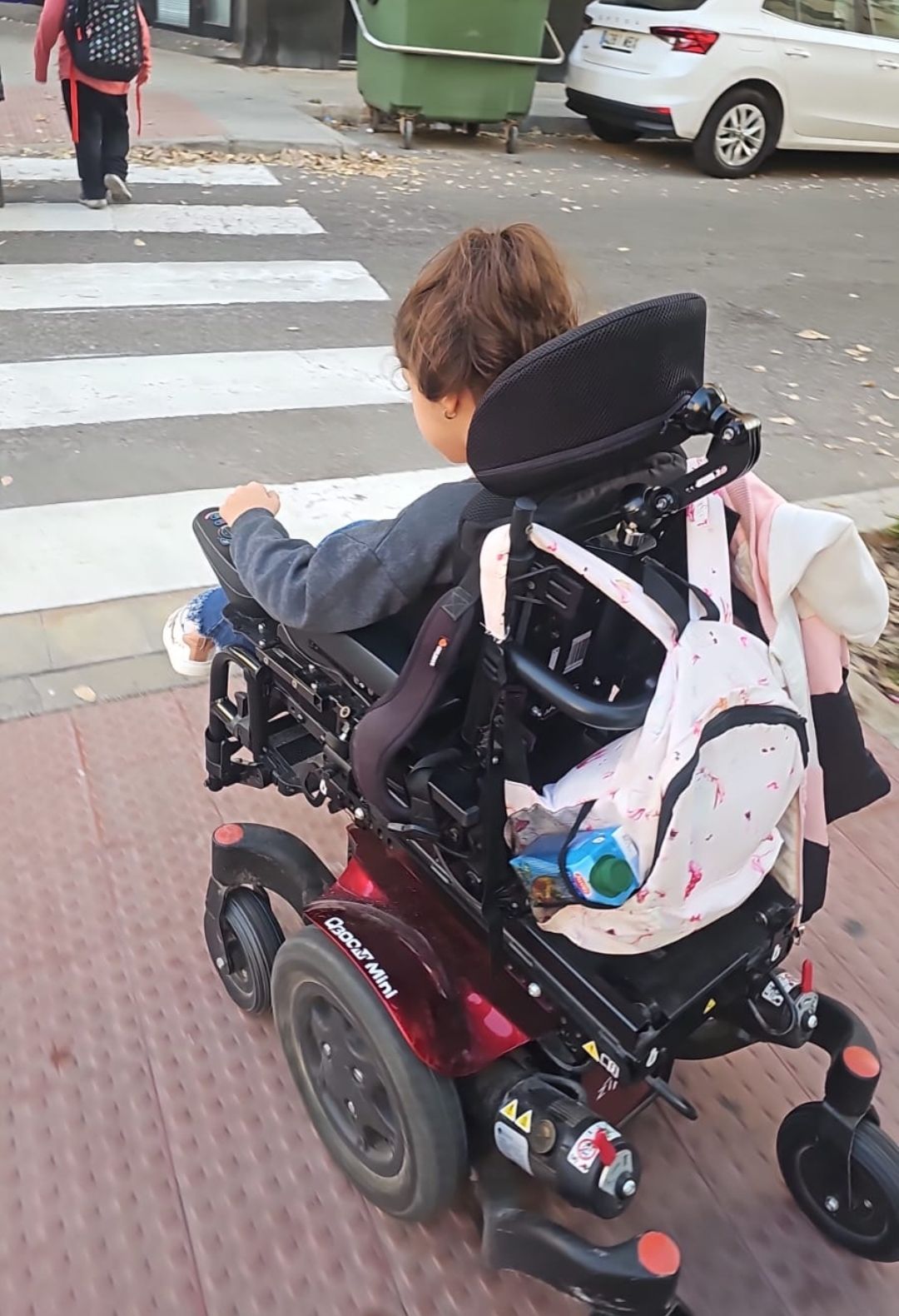 Lina podía desplazarse sola con la silla eléctrica