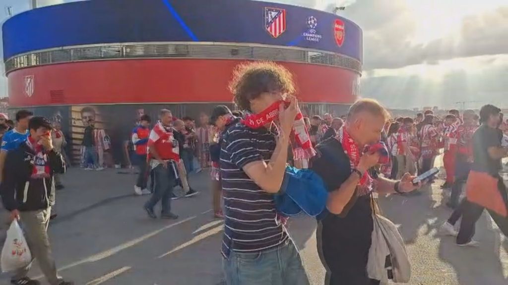 Disturbios y gas pimienta en la llegada del Atlético de Madrid al Metropolitano con miles de aficionados afectados