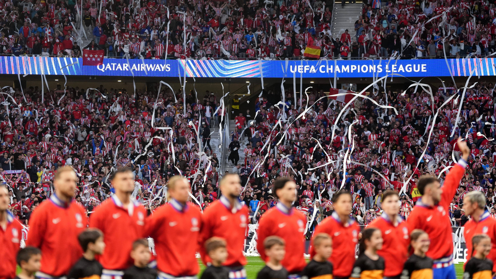Los jugadores del Atlético de Madrid, en la salida al campo ante el Arsenal