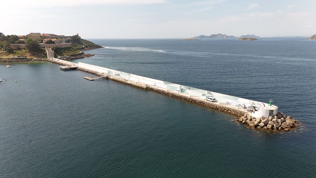 Lula Goce pinta en Baiona el mural más grande de España