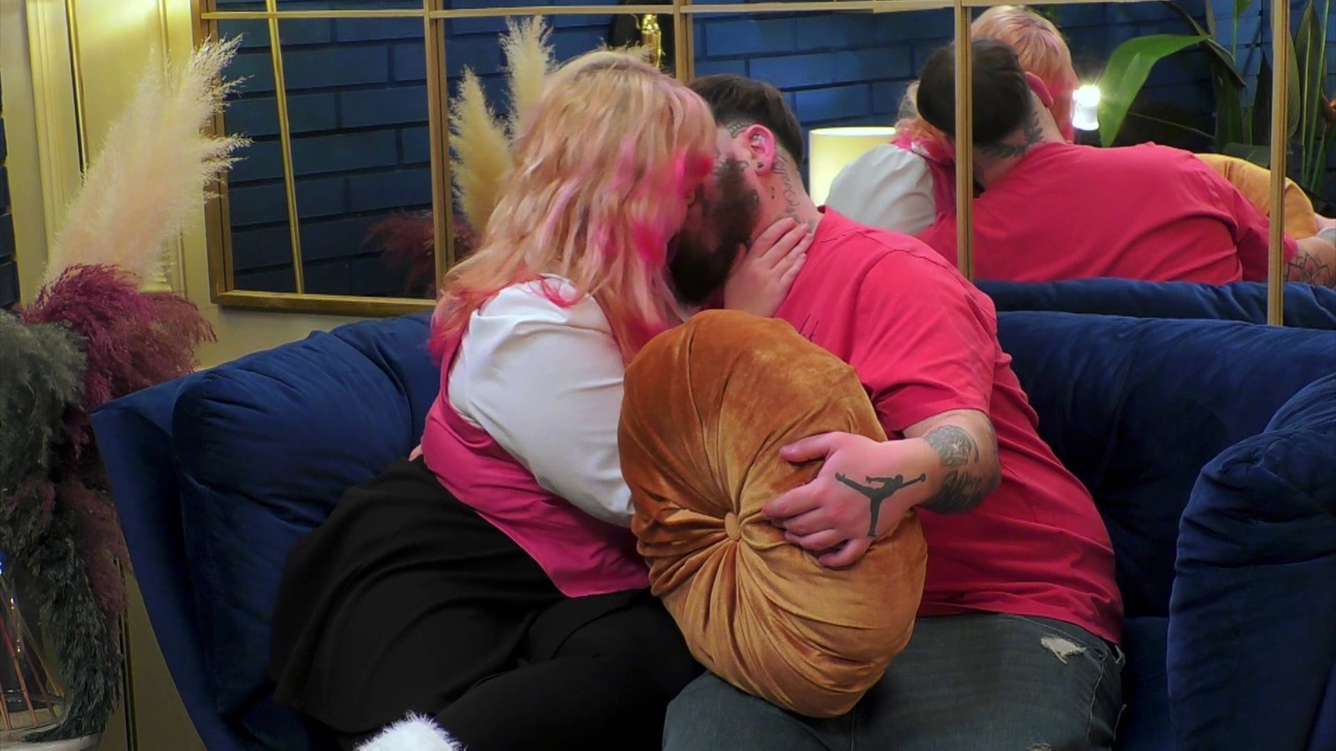 María e Iván tienen una cita llena de complicidad en la que terminan desatando su pasión