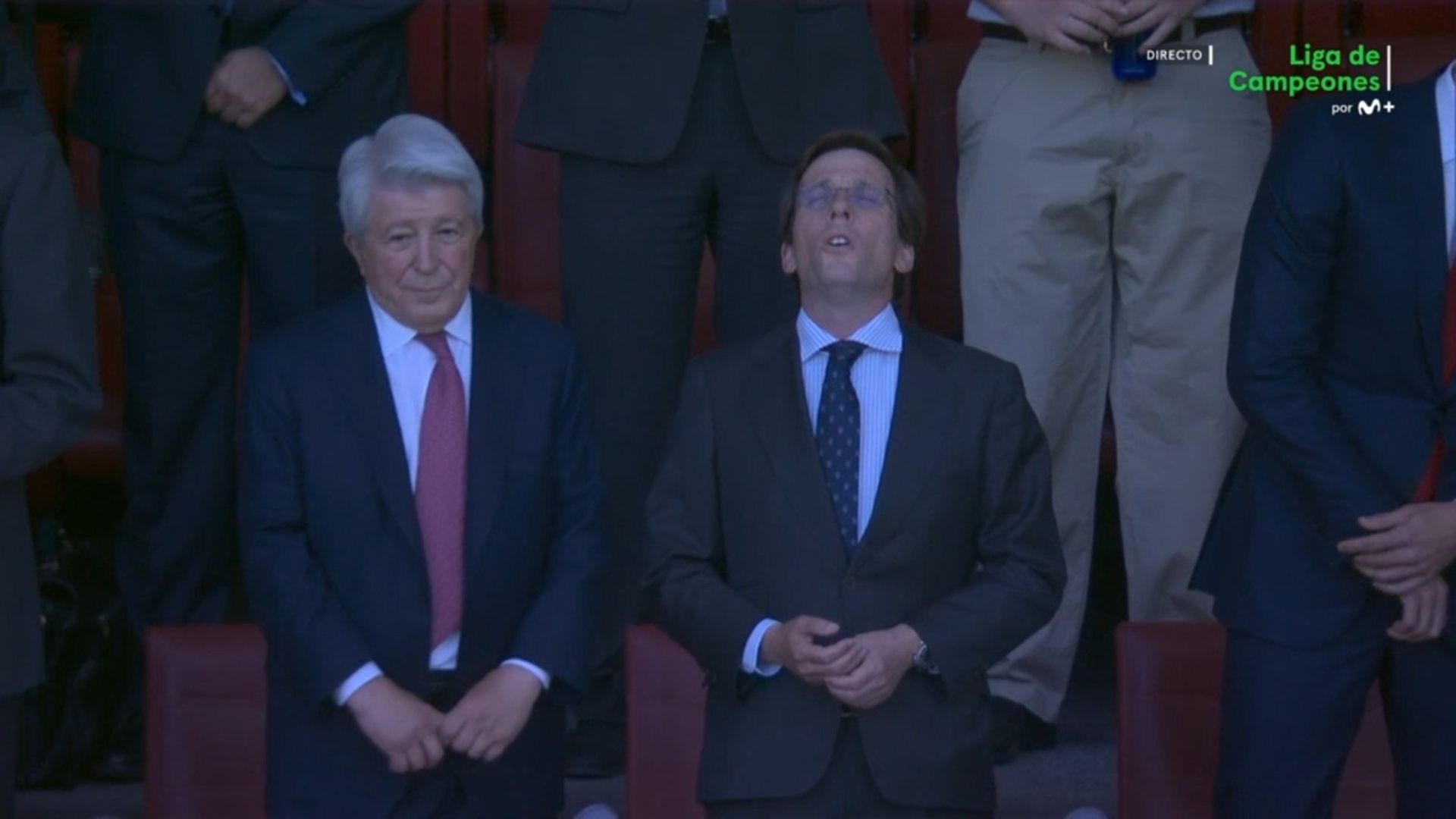 Martínez - Almeida canta el himno del Atlético de Madrid.
