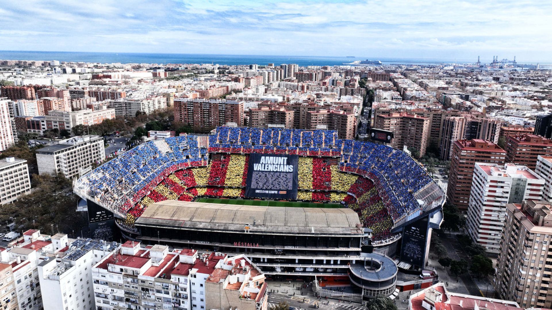 Mestalla desde el cielo con tifo