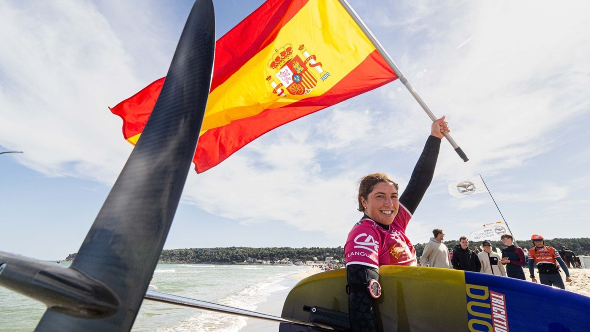 Nia Suardiaz celebra la victoria en Leucate nada más terminar la prueba