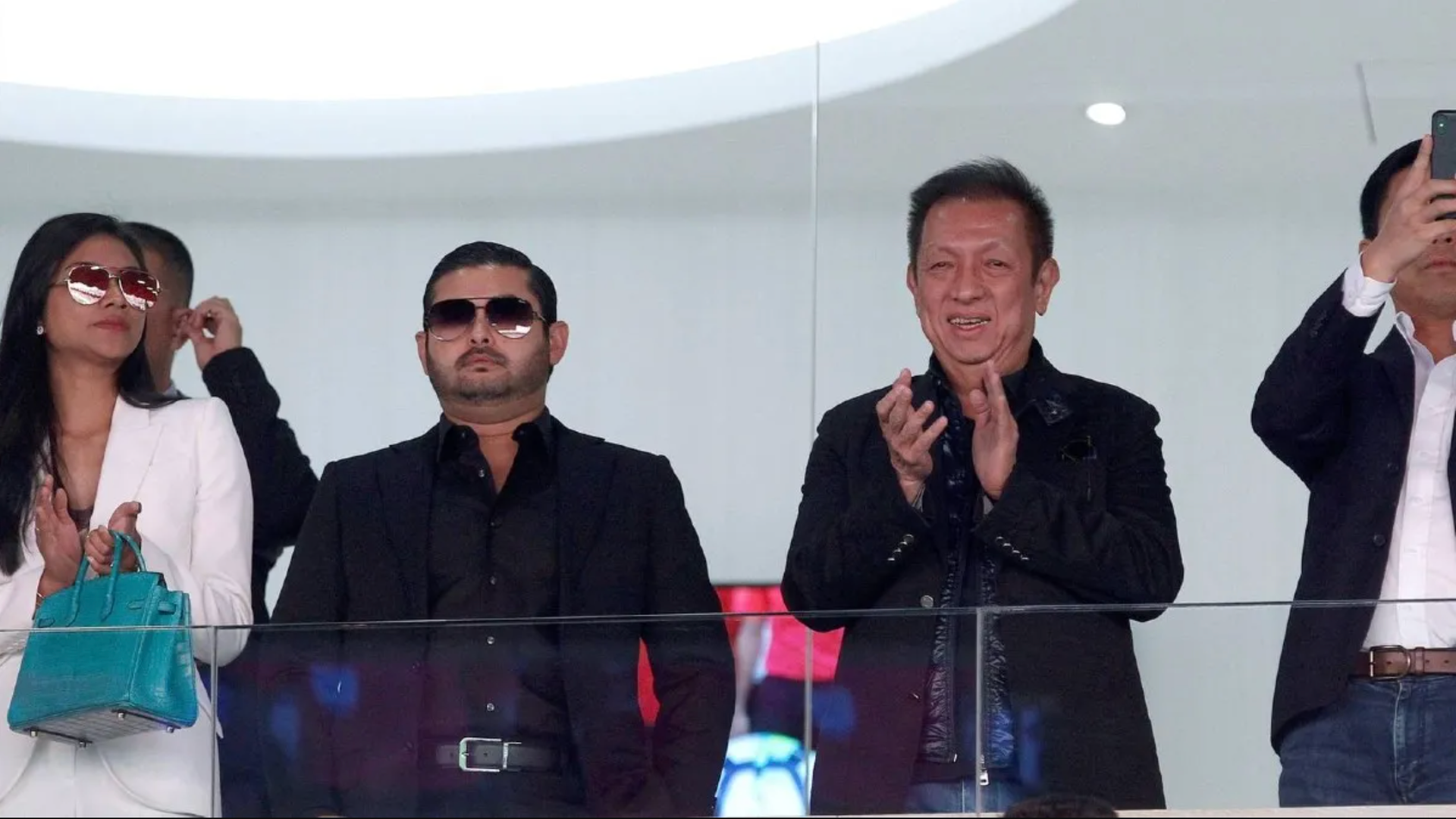 Peter Lim con el Príncipe de Johor en Mestalla