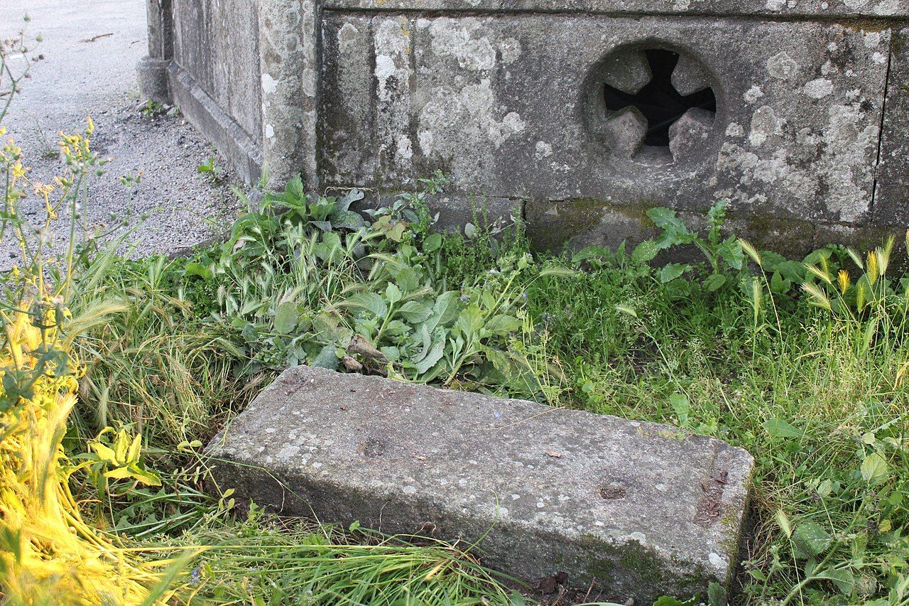 Piedra de Birlos celtas encontrada en la Iglesia de San Vicente de Mañufe, Gondomar