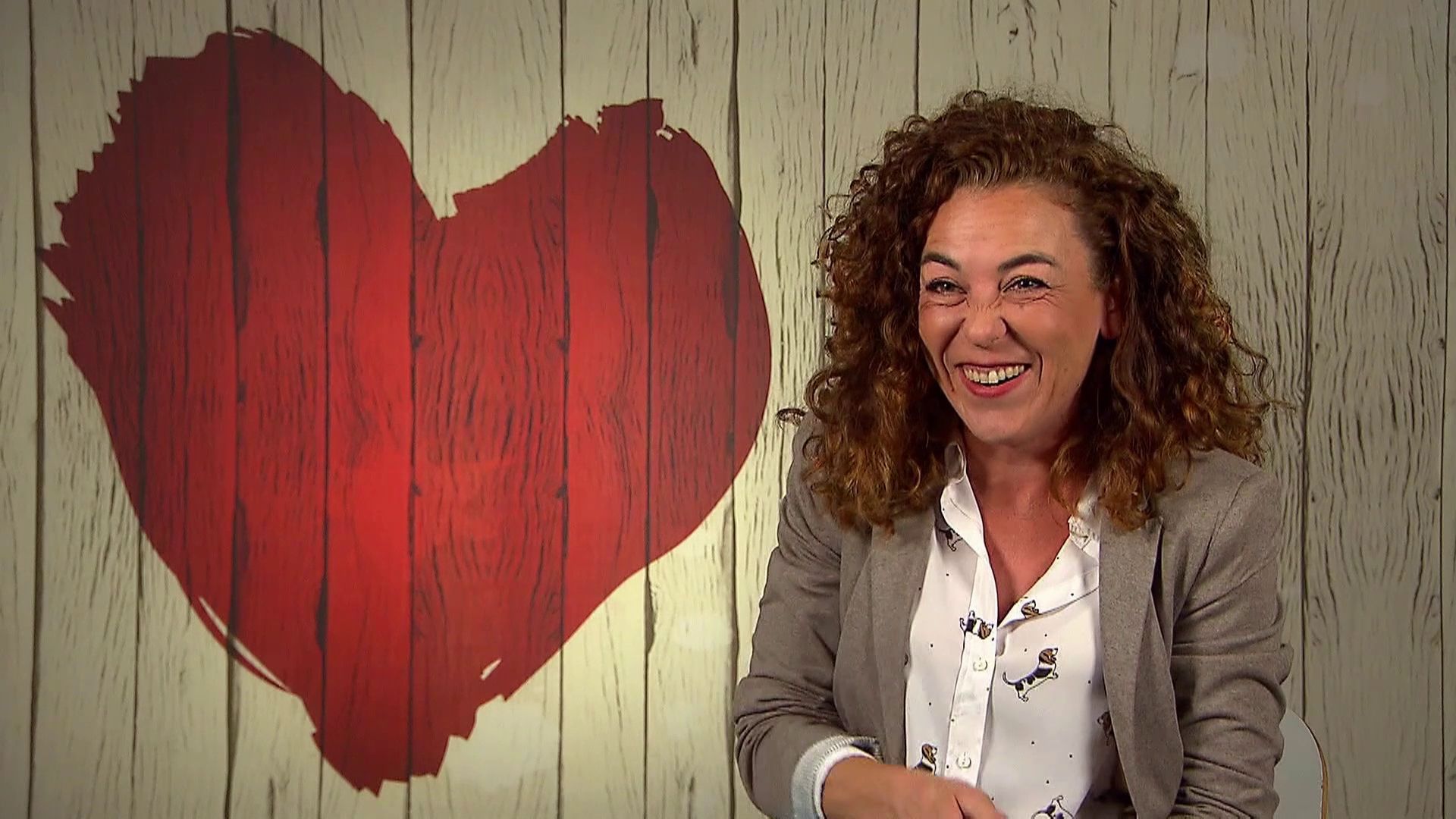 Raquel, patidifusa tras ver a su cita, da las gracias al equipo de 'First Dates'